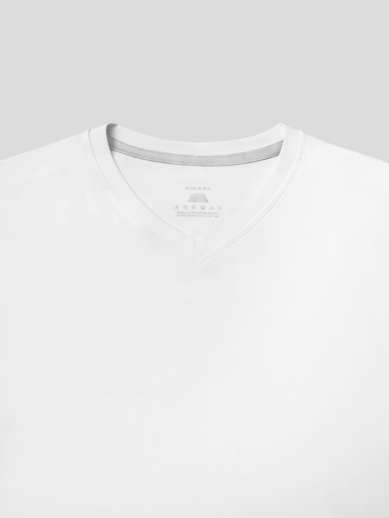 StayCool 2.0 V-neck Curve-Hem Tee: de corte entallado