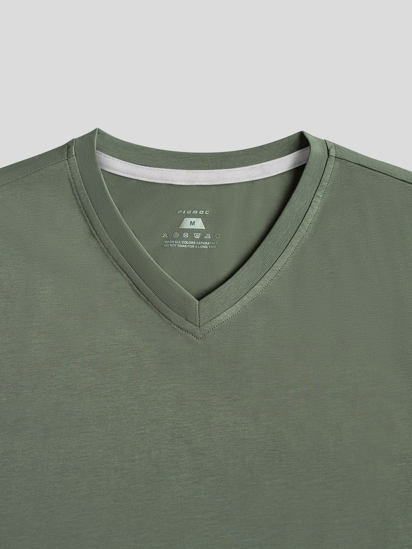 StayCool 2.0 V-neck Curve-Hem Tee: de corte entallado