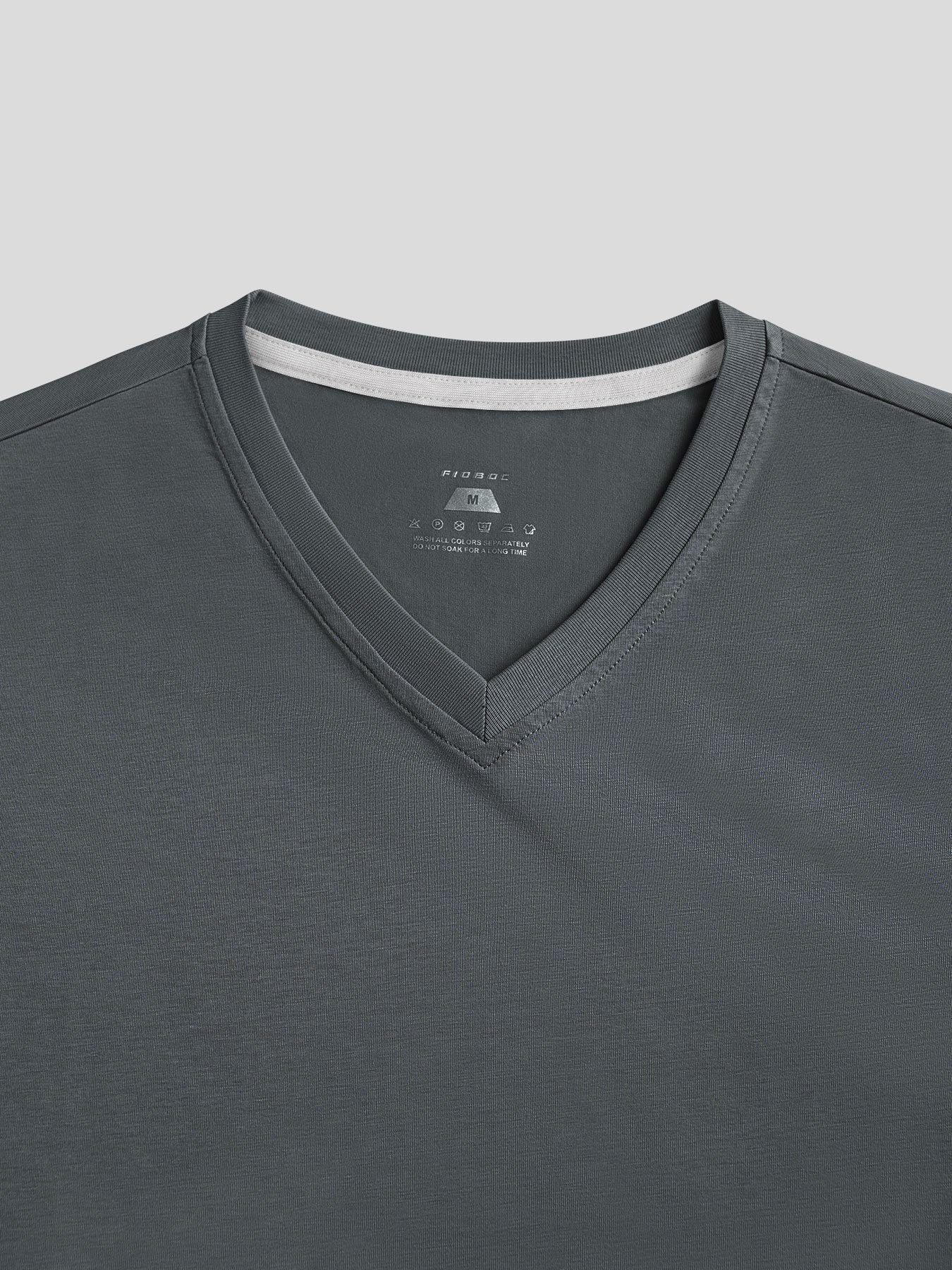 StayCool 2.0 V-neck Curve-Hem Tee: de corte entallado