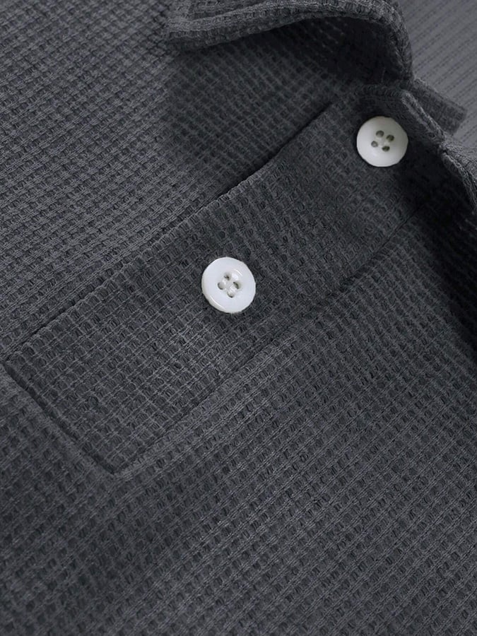 Camisa polo Waffle casual de color sólido Half Button para hombre
