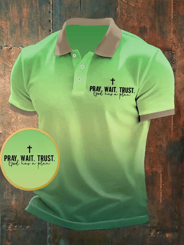 Camisa polo Pray Wait Trust God Has A Plan estampado para hombre