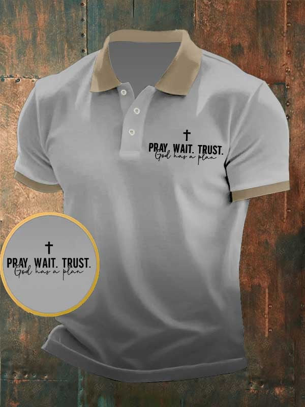 Camisa polo Pray Wait Trust God Has A Plan estampado para hombre