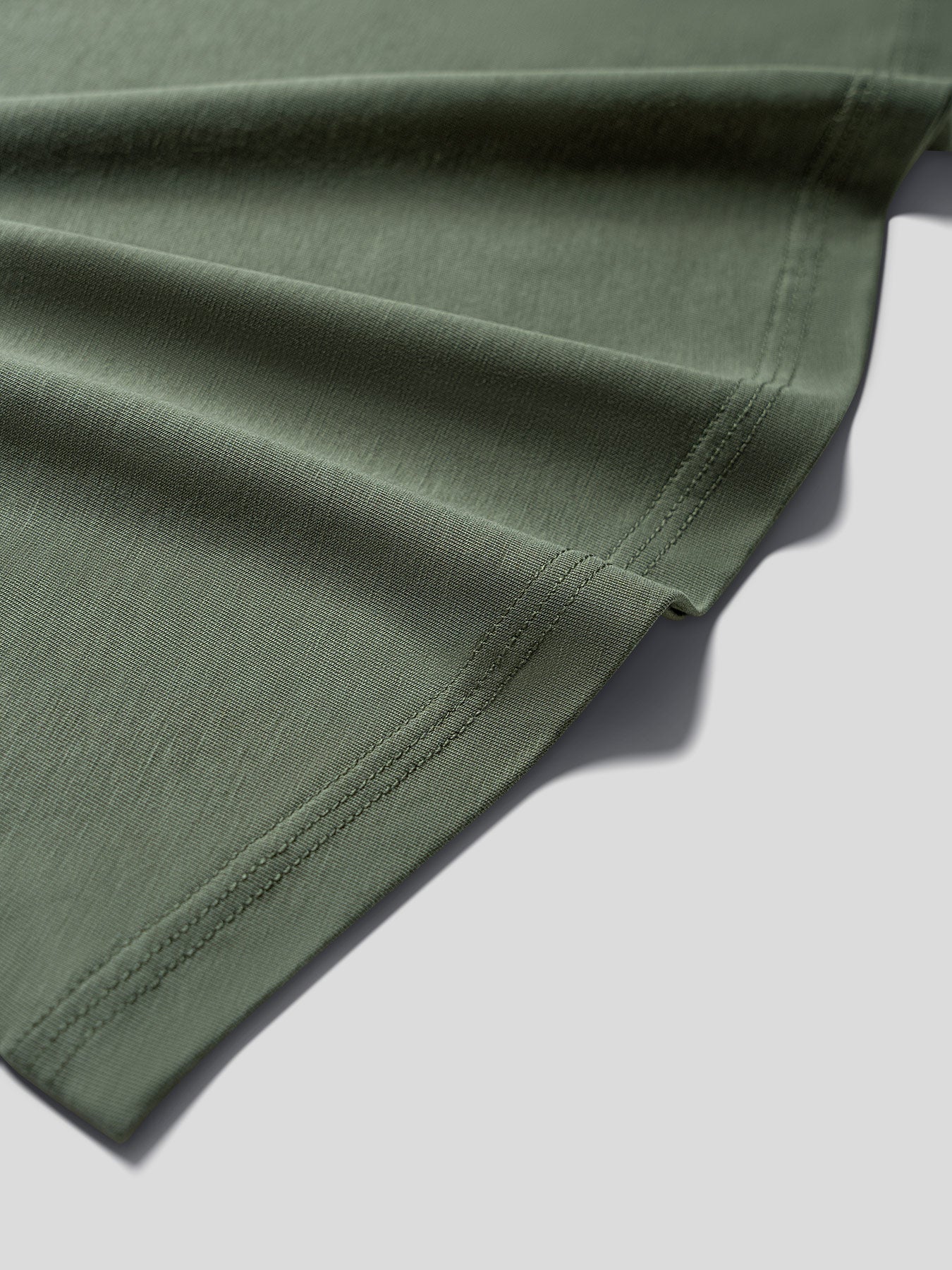 StayCool 2.0 V-neck Curve-Hem Tee: de corte entallado