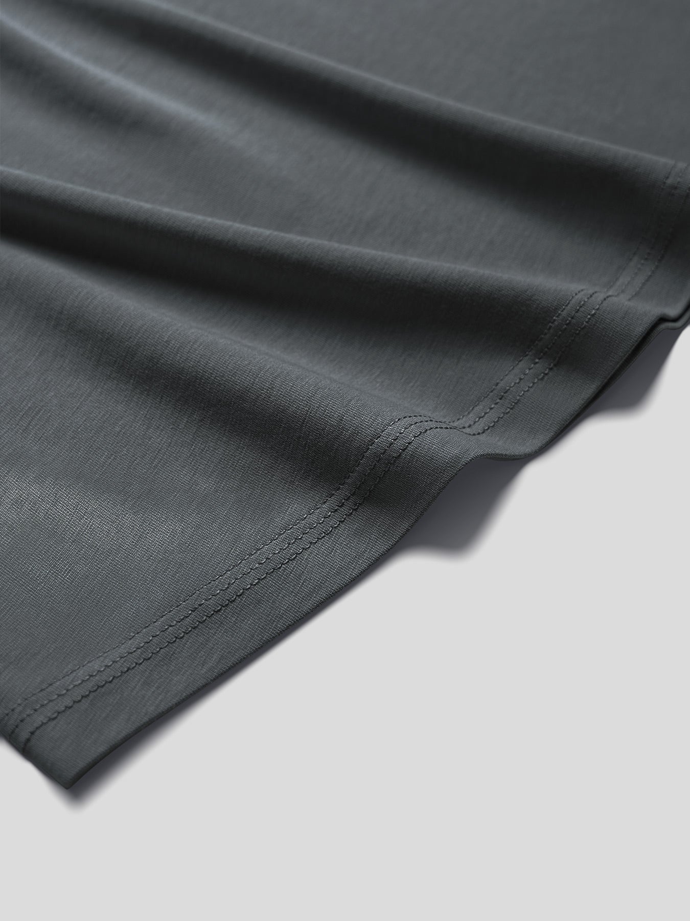 StayCool 2.0 V-neck Curve-Hem Tee: de corte entallado