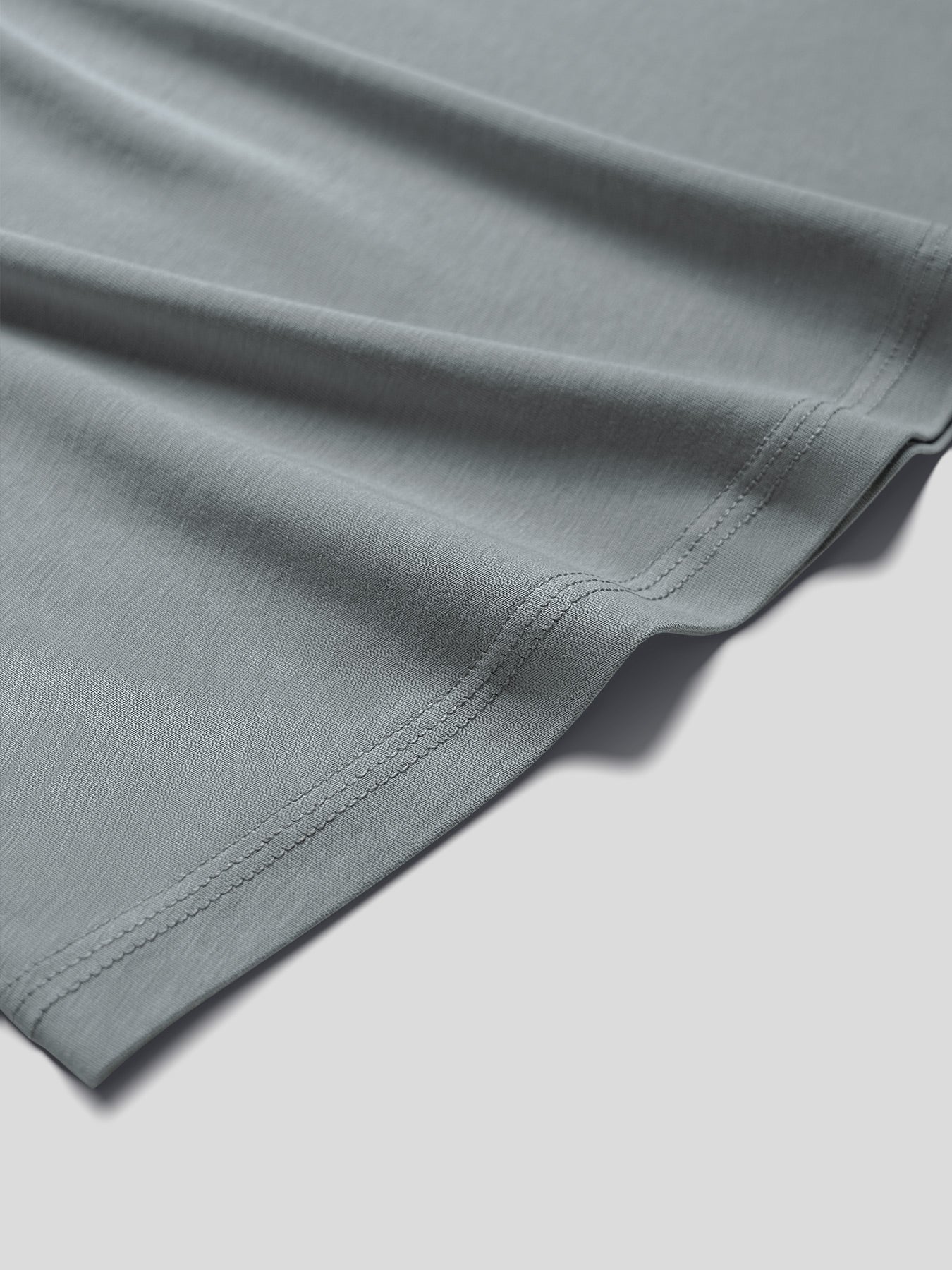 StayCool 2.0 V-neck Curve-Hem Tee: de corte entallado