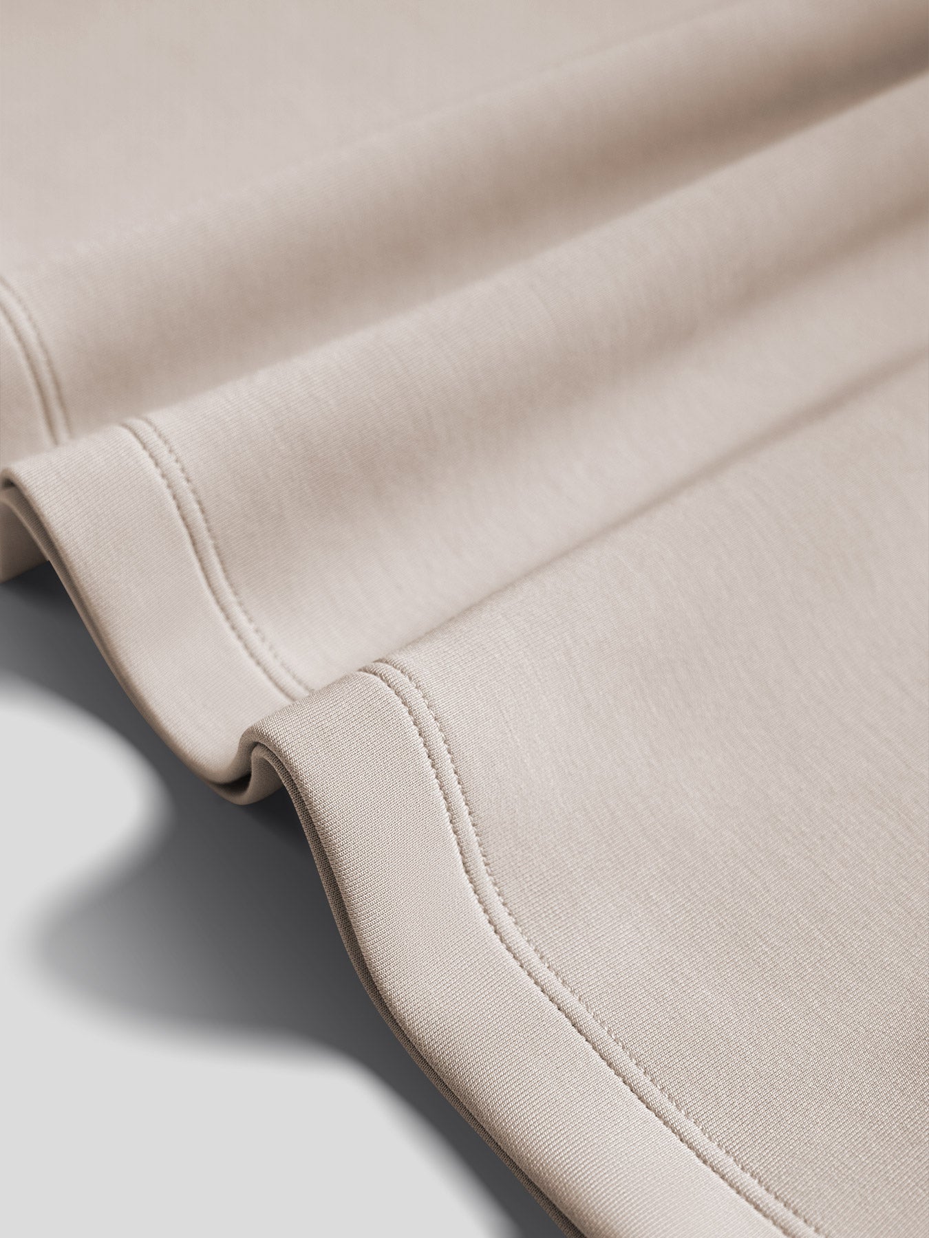Modal Blend Elbow Patch de manga larga Tee:de corte entallado