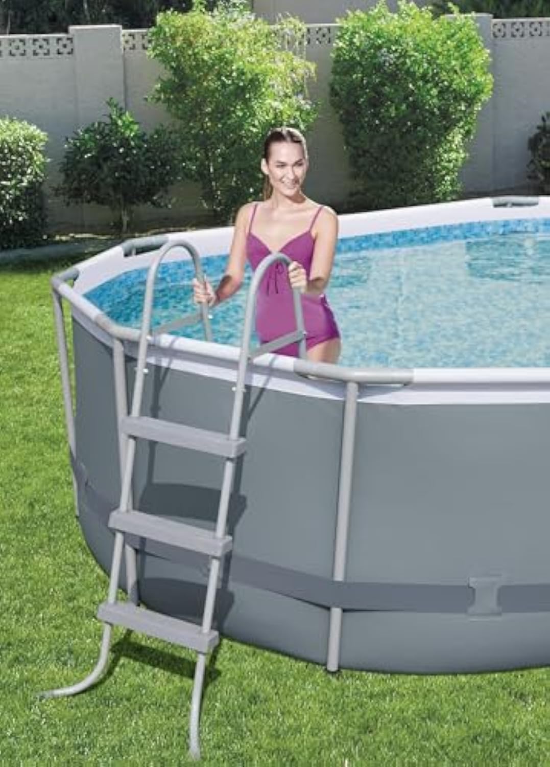 Alberca estructural ovalada Bestway 56622 con capacidad de 7250 litros de 4.27m de largo x 2.5m de ancho con Bomba y Escalera