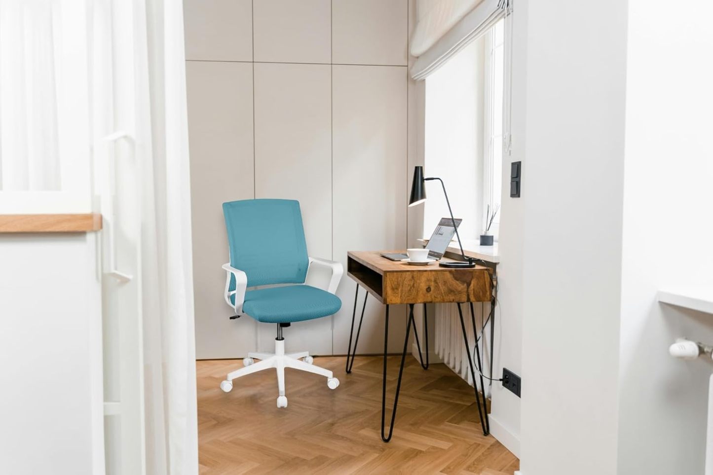 MAGMALIFE Silla Ergonómica de Escritorio con Respaldo de Malla Transpirable, Moderna y Elegante, Silla Giratoria con Soporte Lumbar y Cómodos Descansabrazos (Azul Cerúleo)