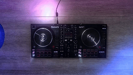 Numark Mixtrack Platinum FX Controlador DJ Para Serato DJ Con Control de 4 Secciones, Mezclador DJ, Interfaz de Audio Incorporada, Pantallas en Las Ruedas de Selección y Paletas de Efectos