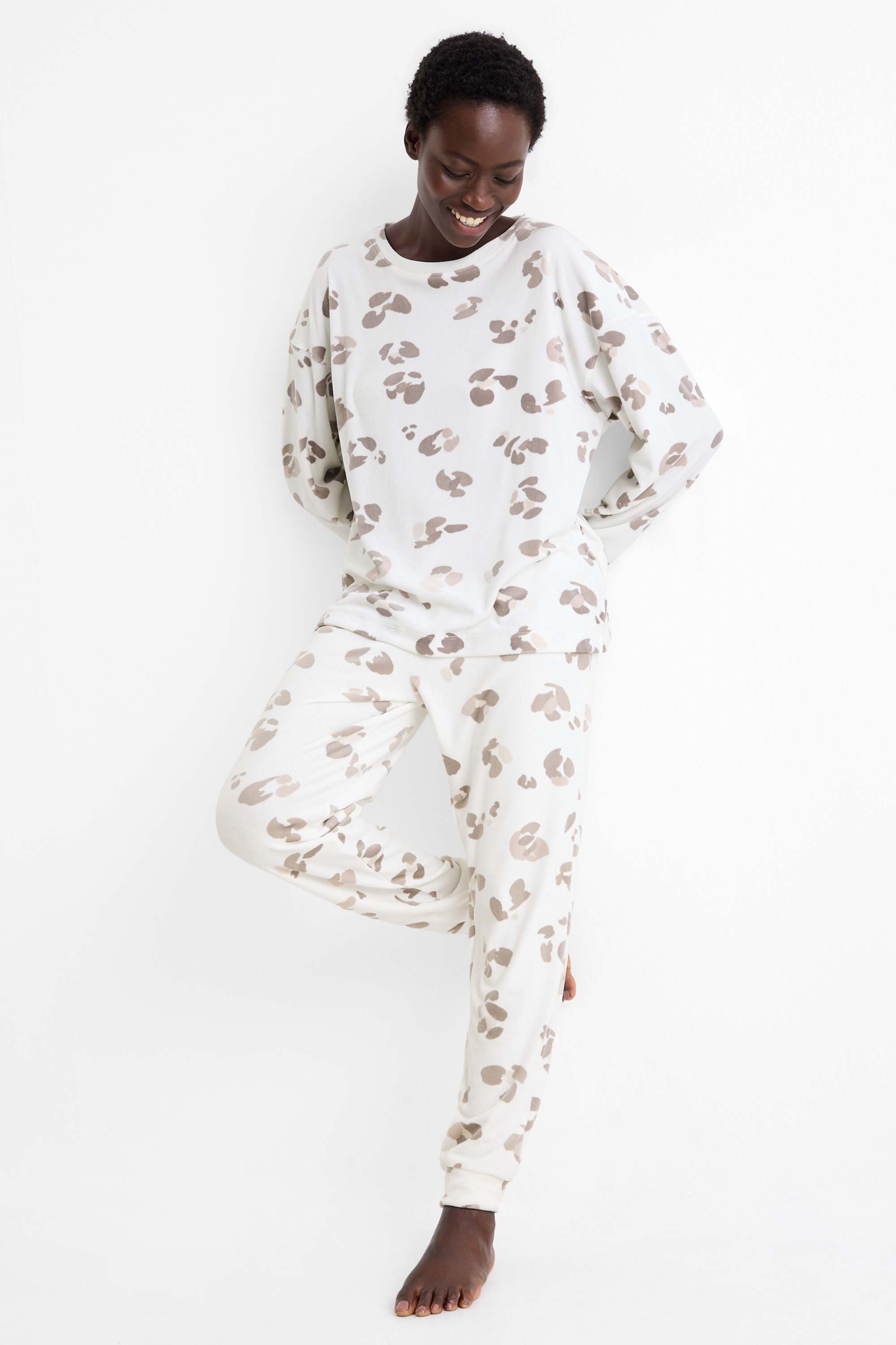 Winter pyjamas - leopard print white