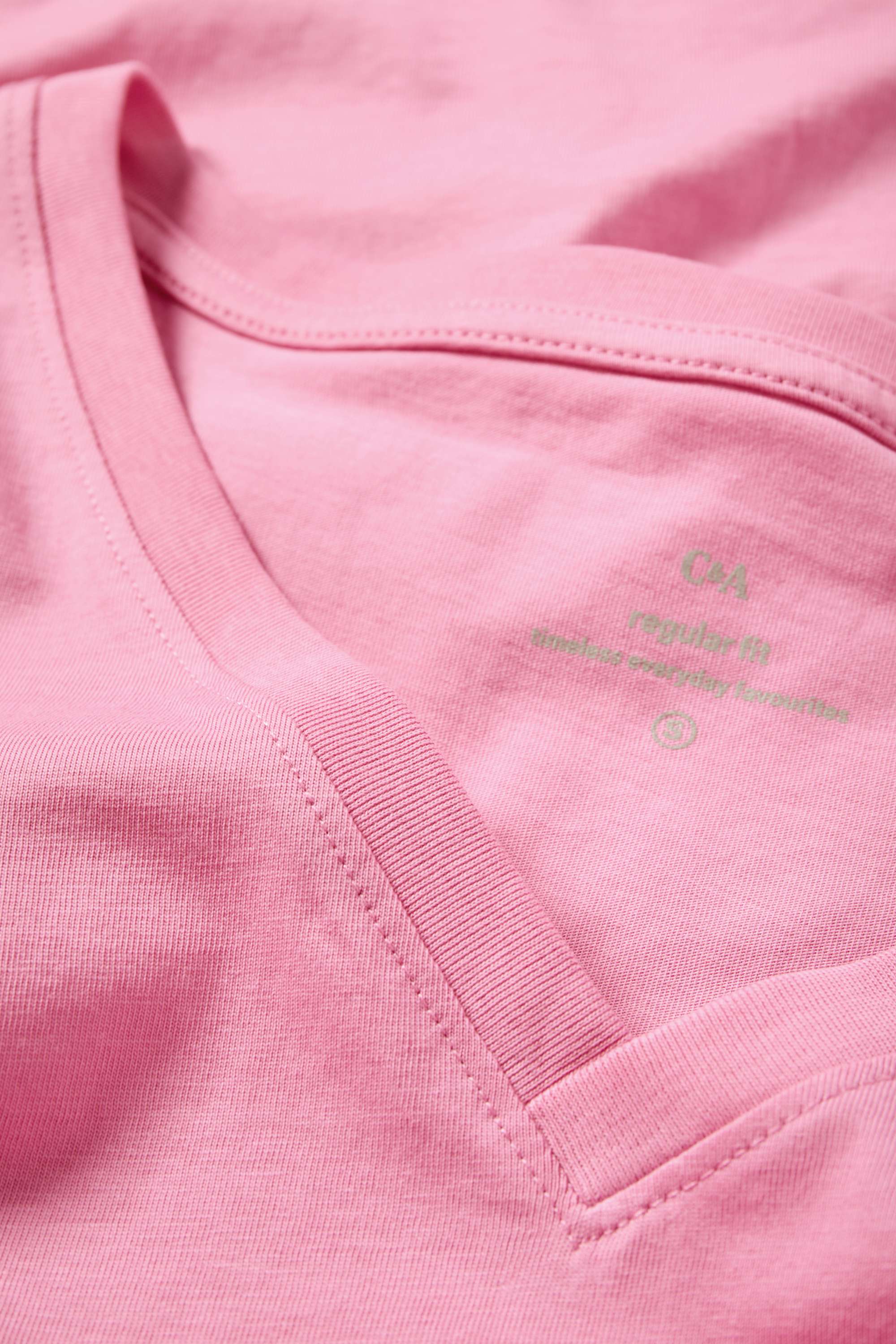 V-neck T-shirt - regular fit pink