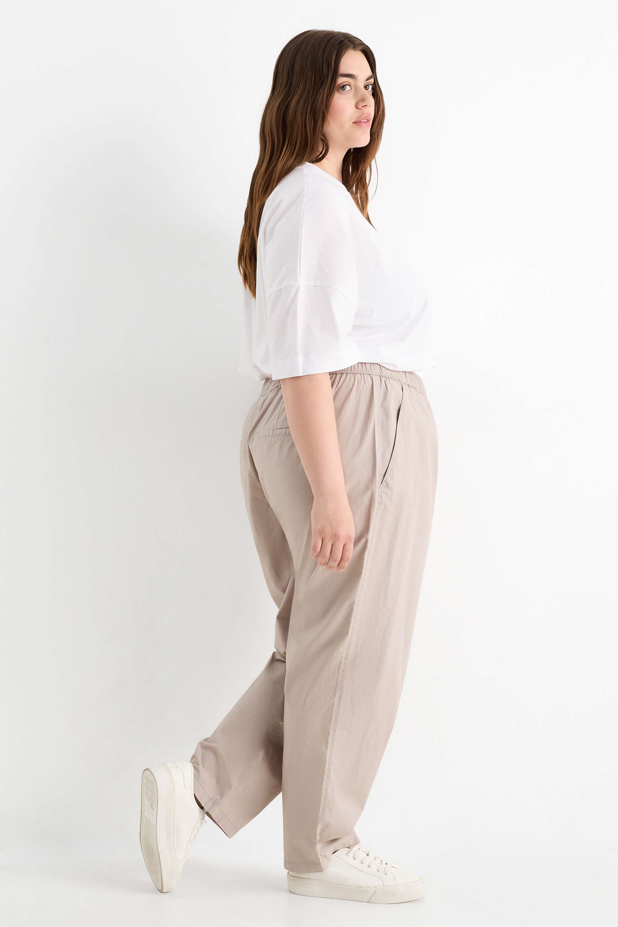 Cloth trousers - mid-rise waist - tapered fit beige