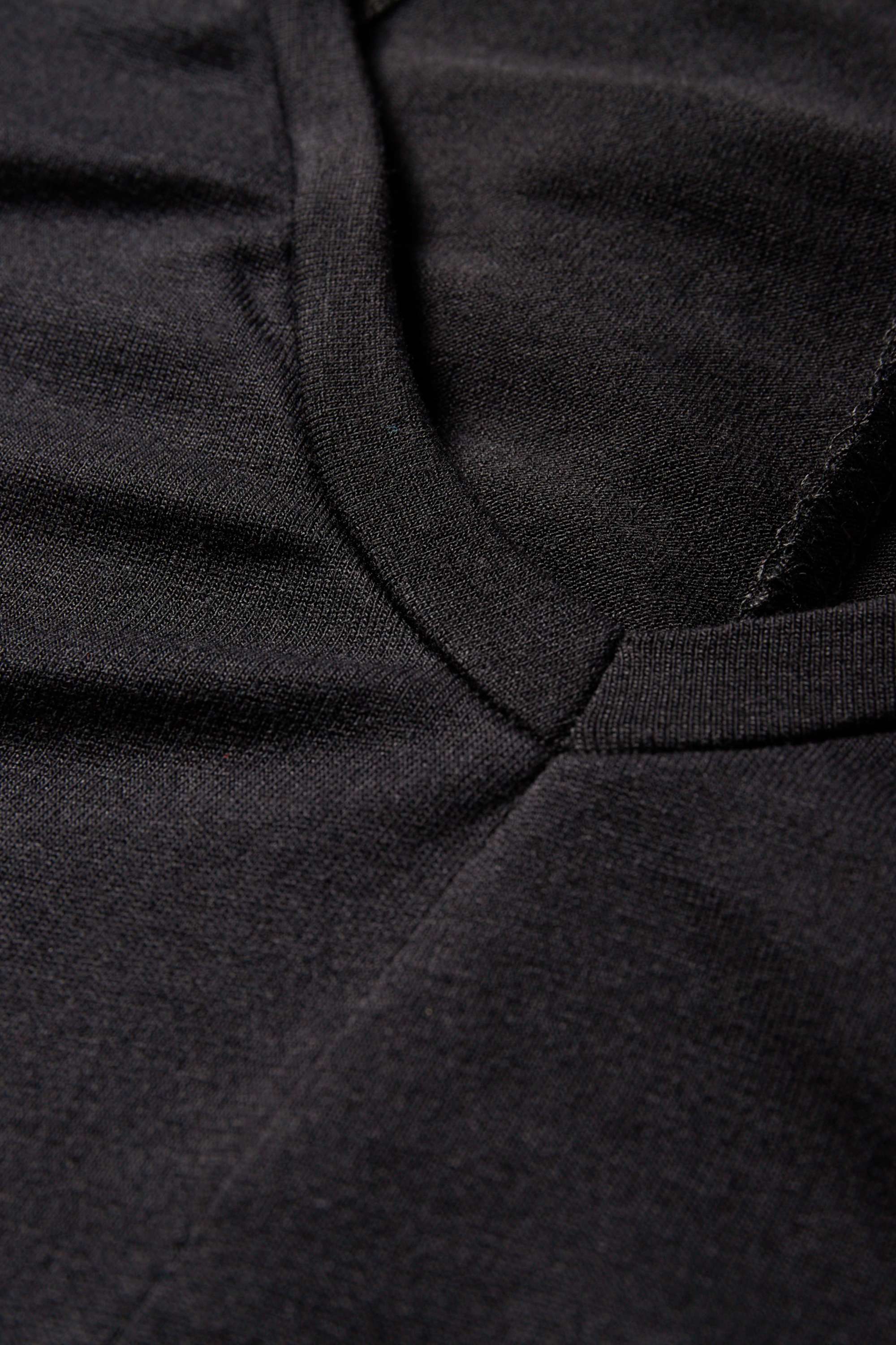 V-neck T-shirt black (2)