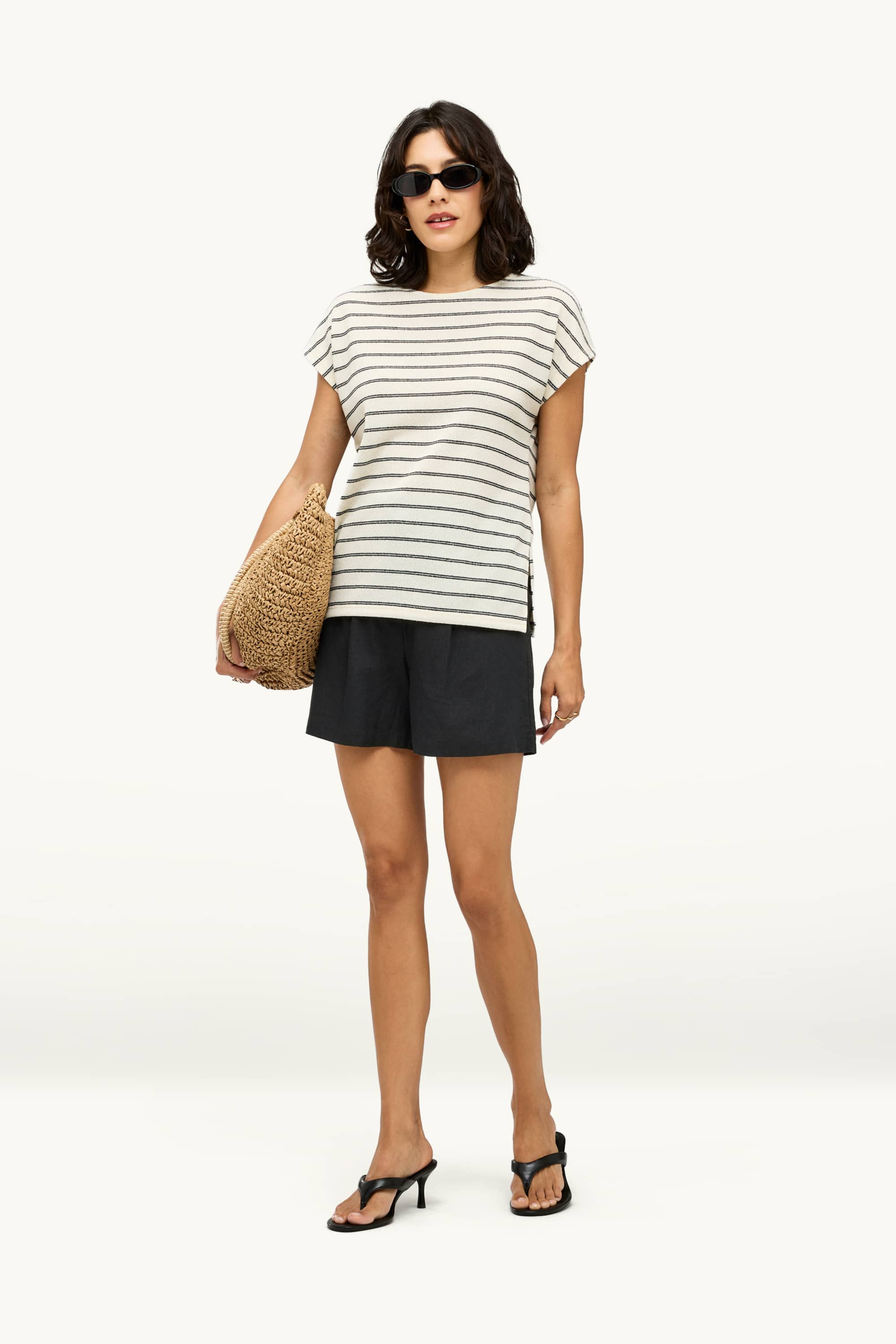 Shorts - mid-rise waist - linen blend black