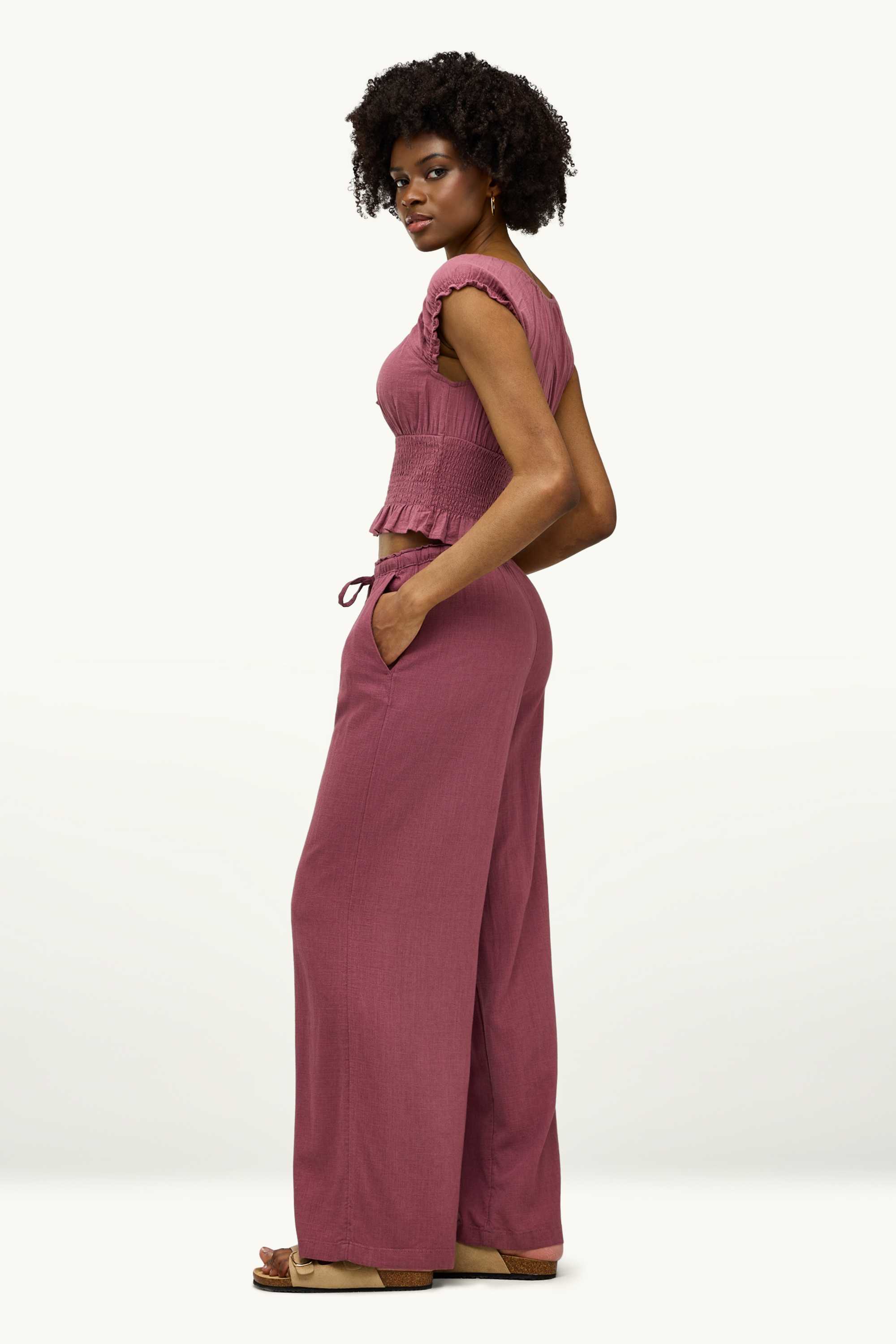 Cloth trousers with linen content - mid-rise waist - loose fit dark red