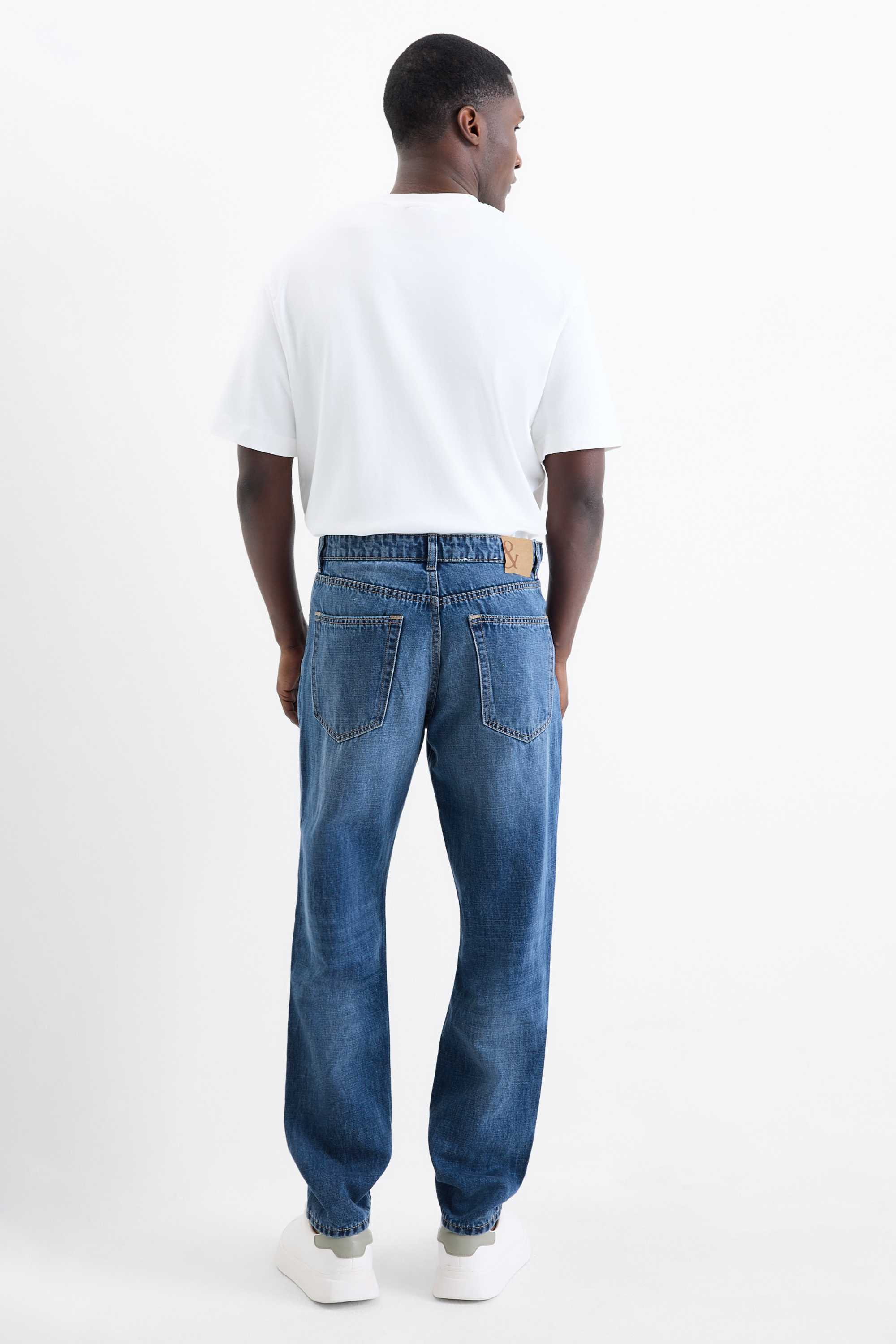Relaxed tapered jeans with linen content blue (1)
