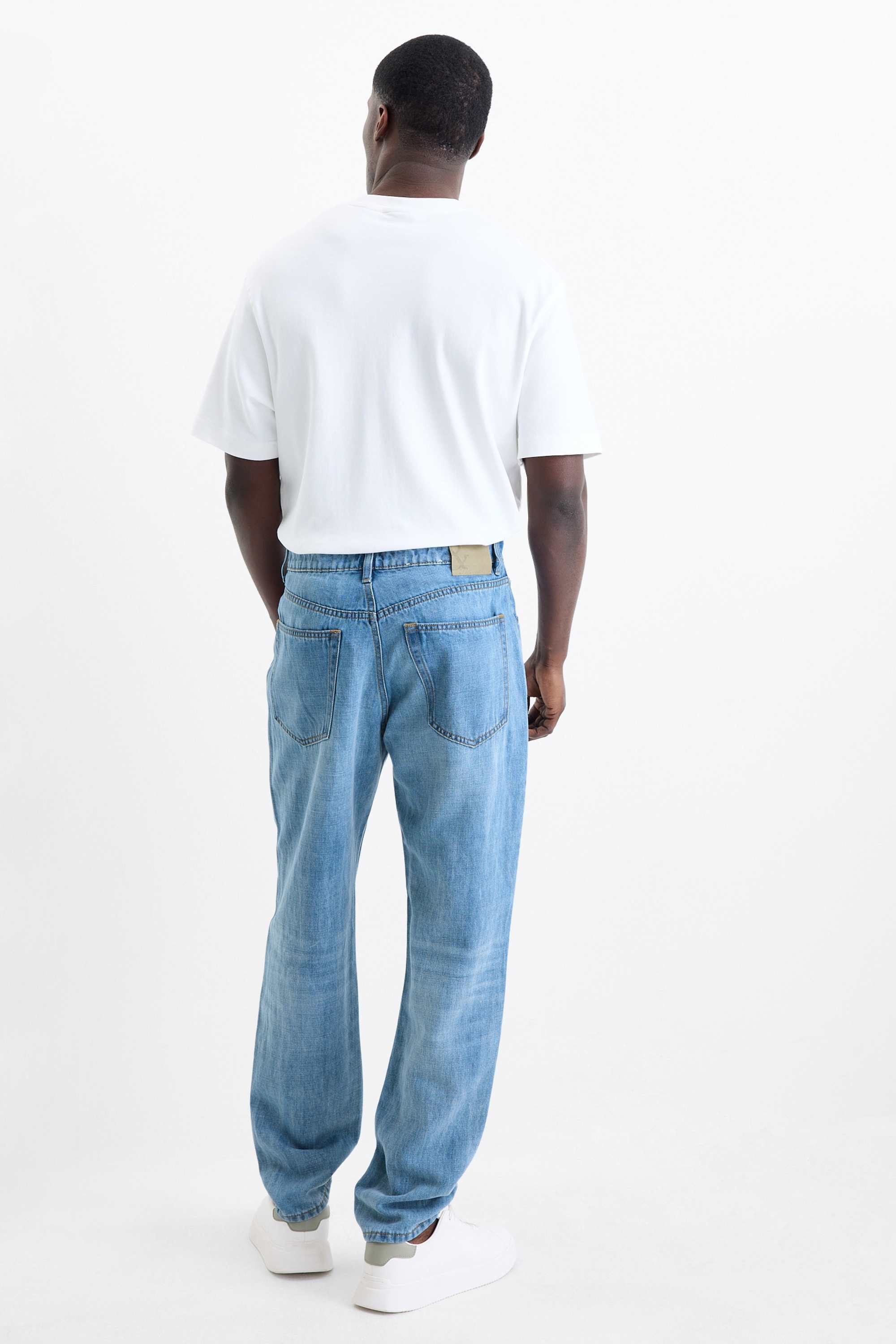 Relaxed tapered jeans with linen content blue (2)