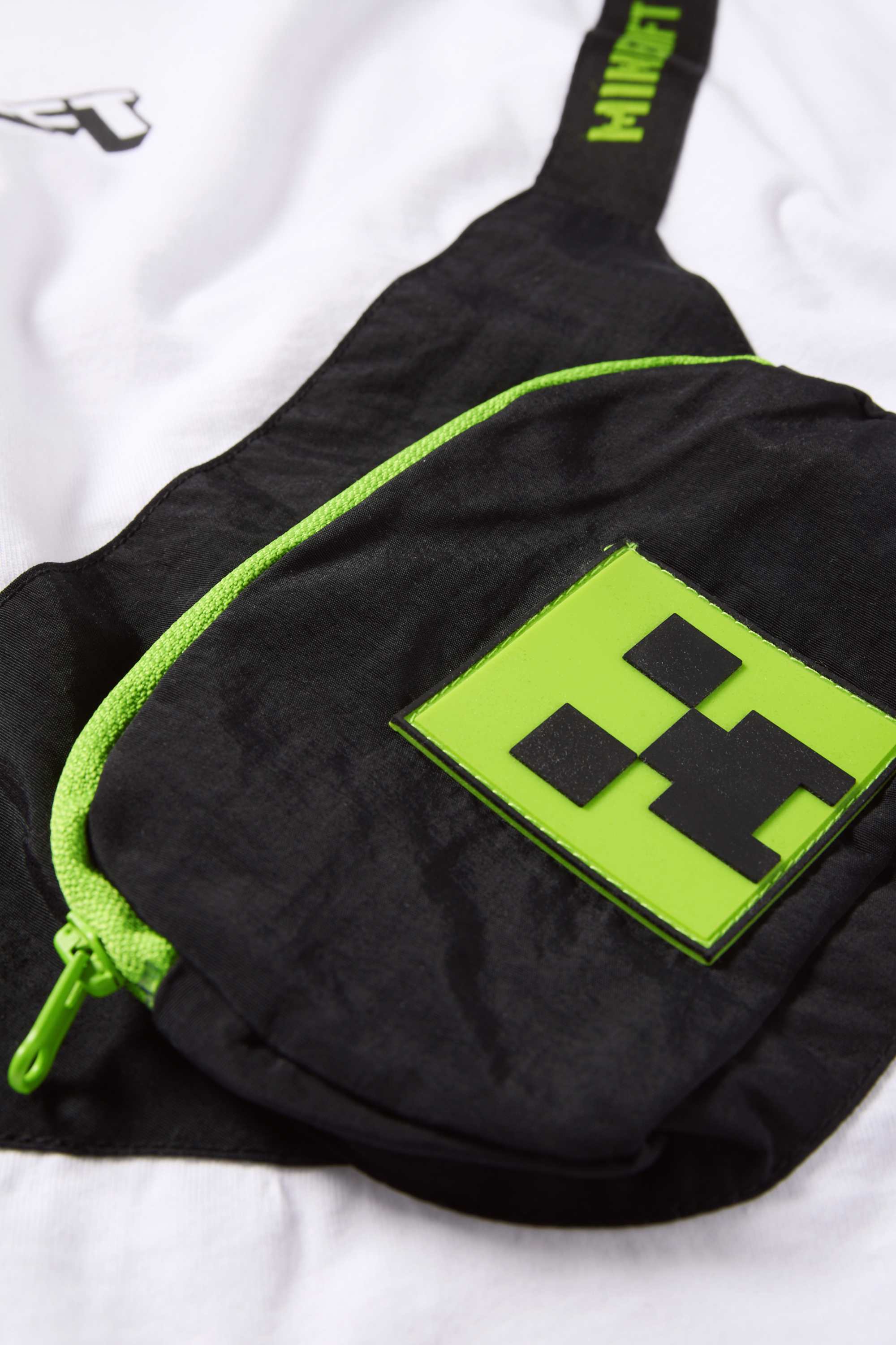 Minecraft - short sleeve T-shirt with appliquéd bag white / black