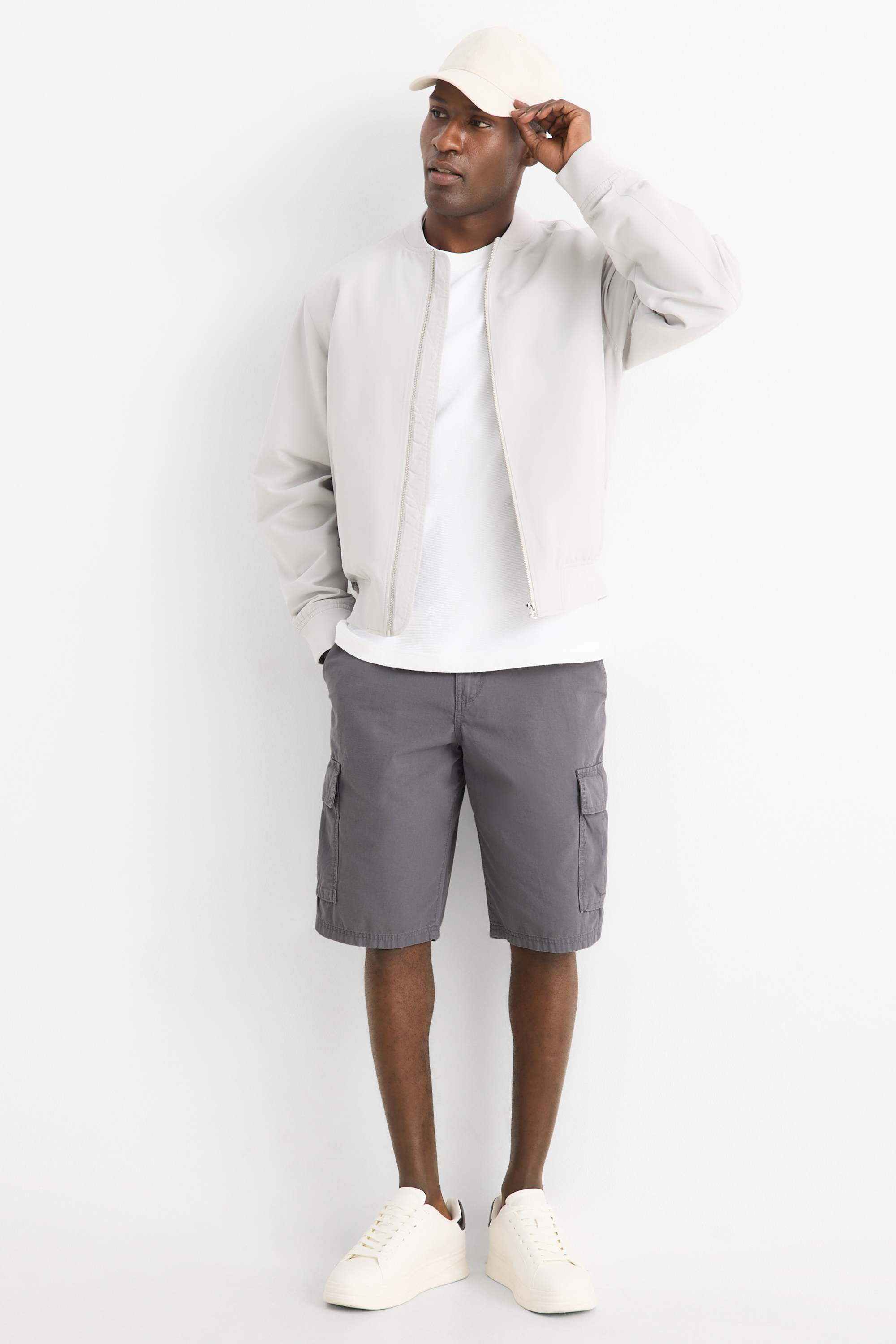 Cargo shorts with belt gray