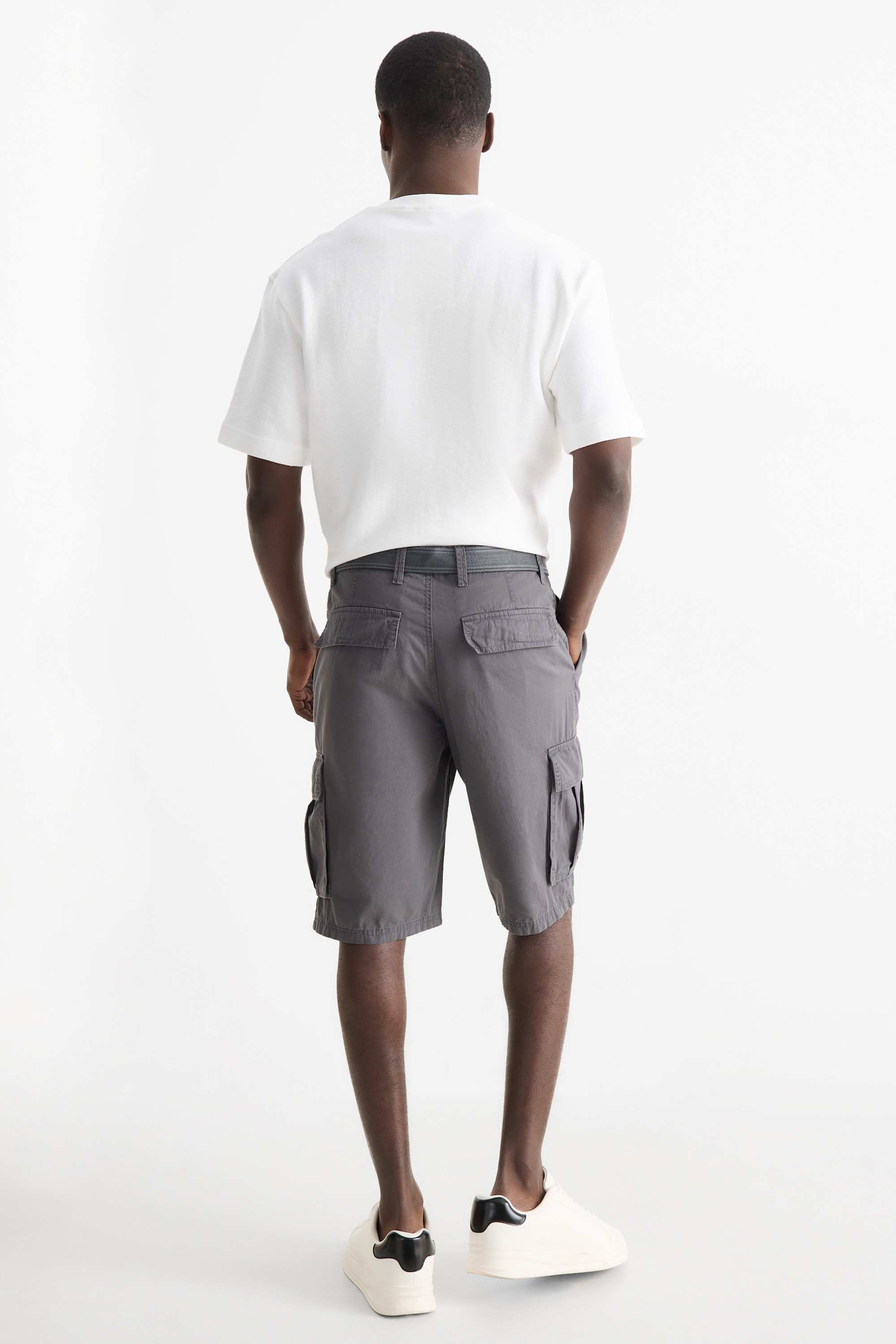 Cargo shorts with belt gray