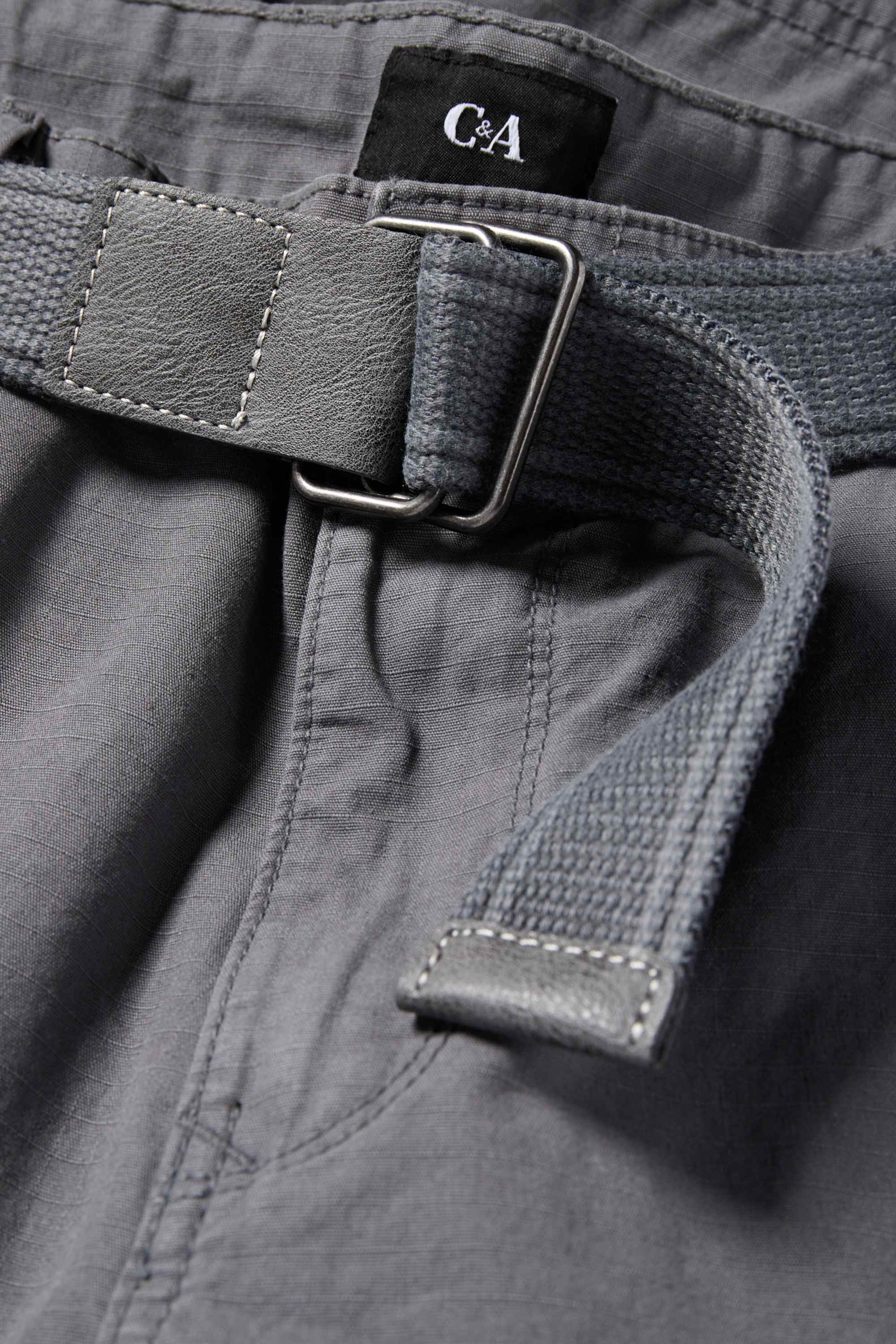 Cargo shorts with belt gray