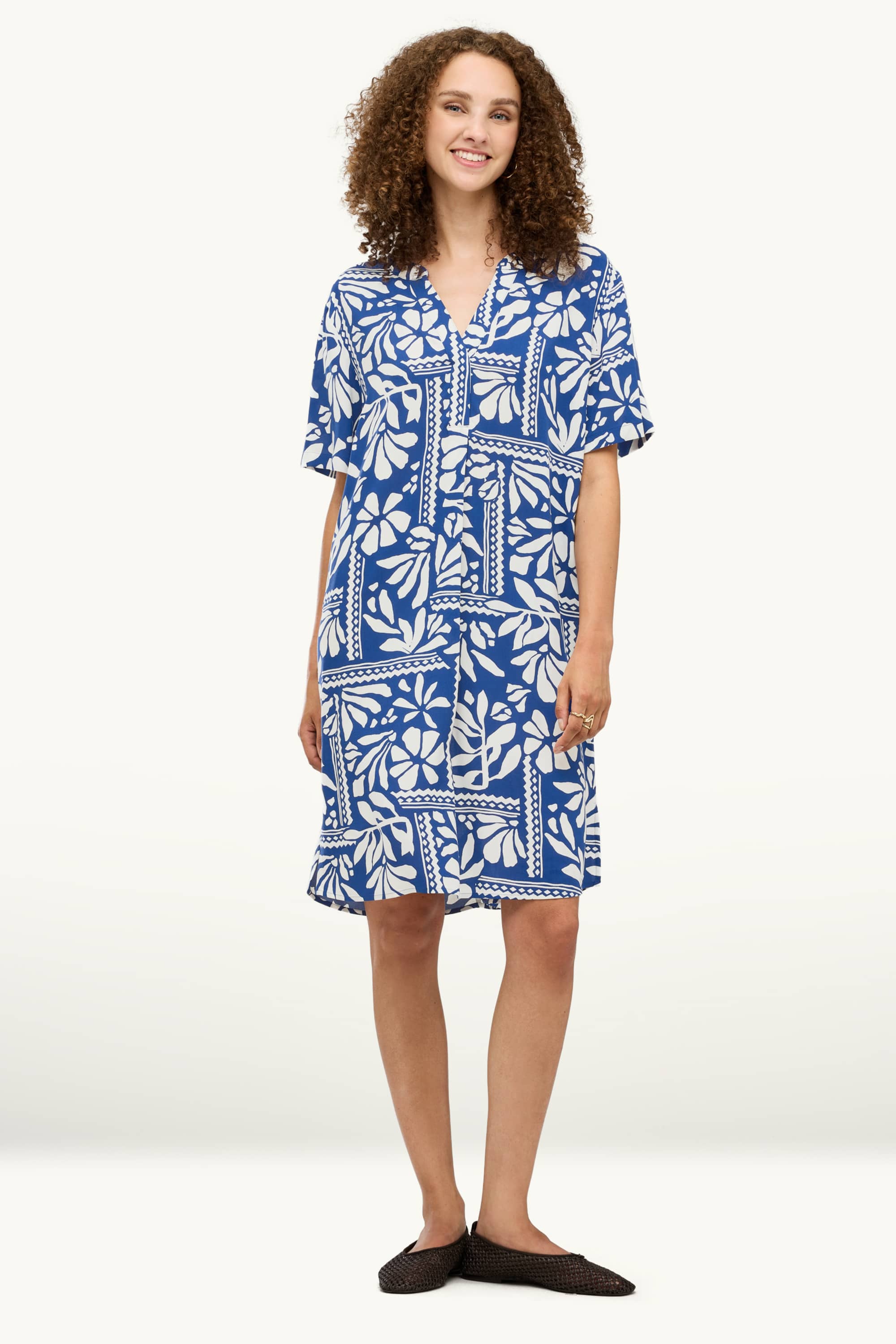 V-neck dress - patterned blue / white