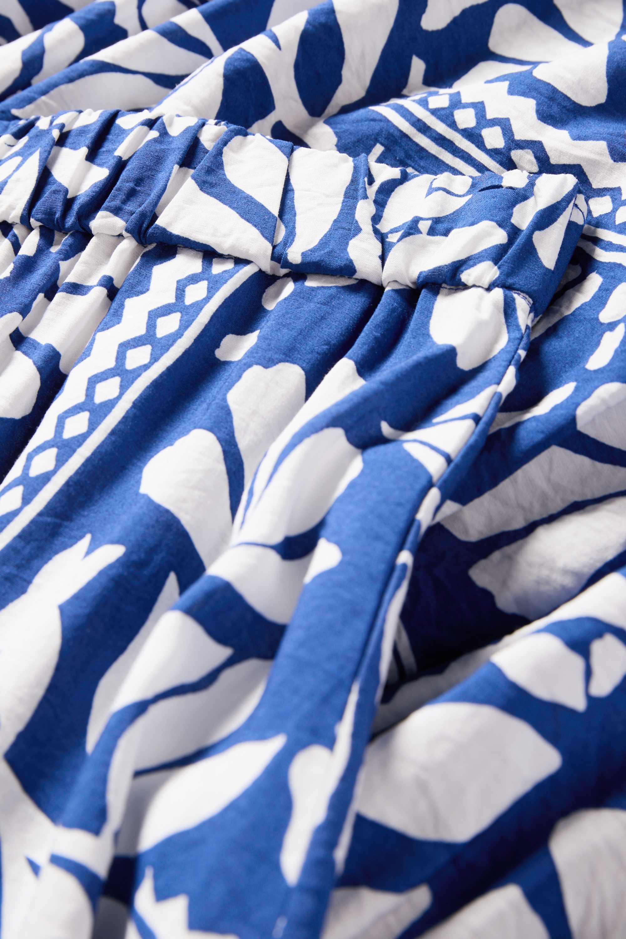 Skirt - patterned white / blue