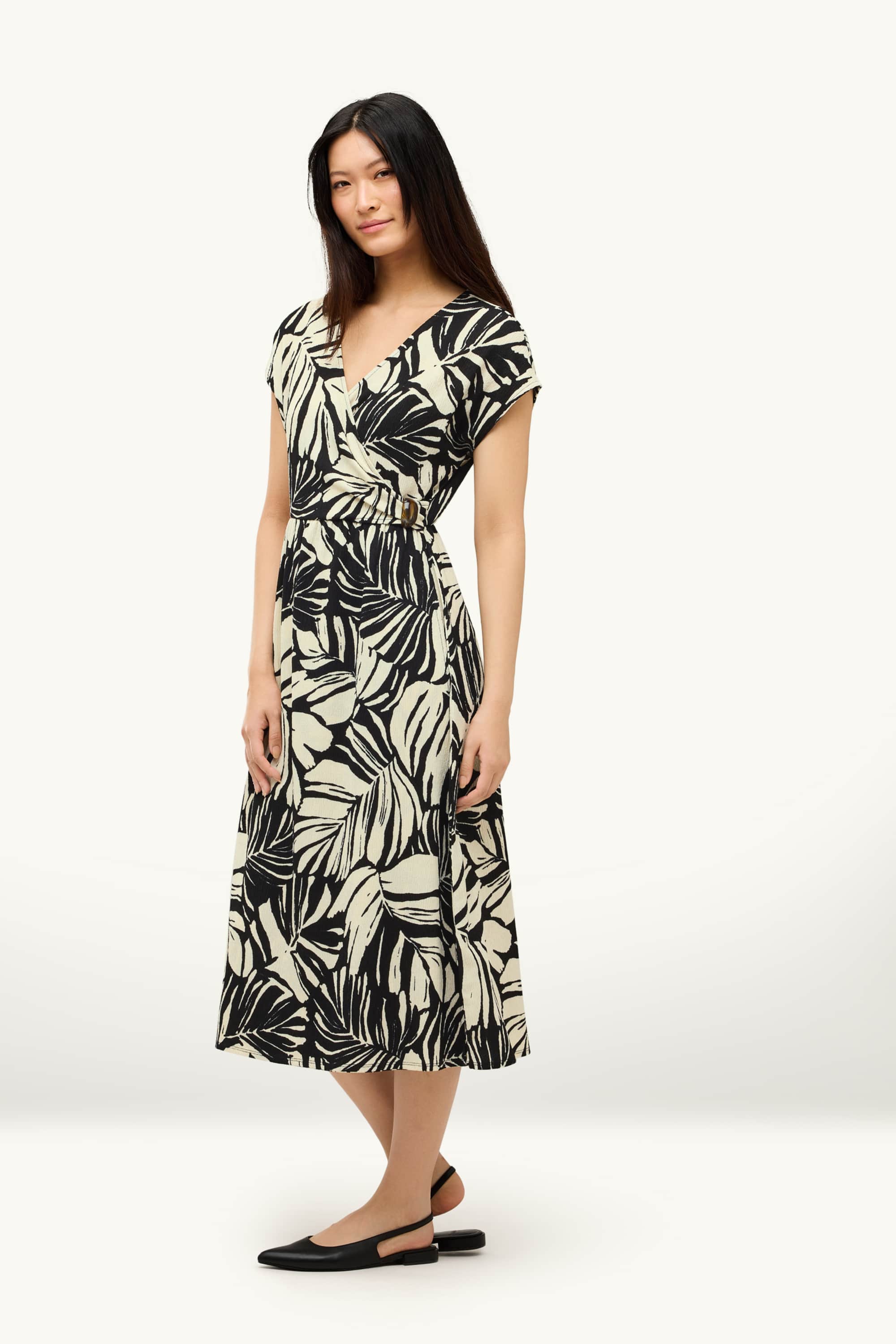 Fit & flare V-neck dress - patterned white / black