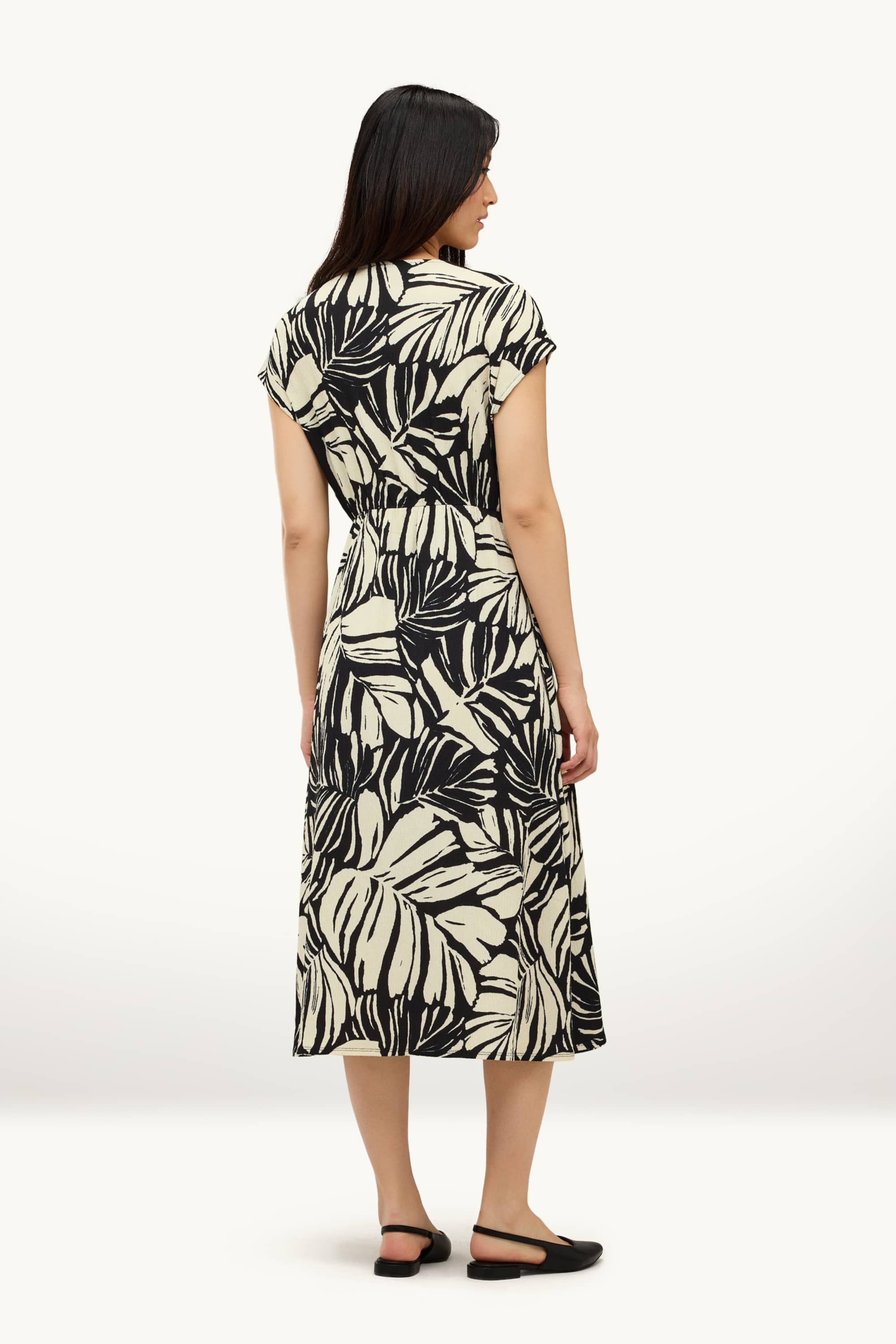 Fit & flare V-neck dress - patterned white / black