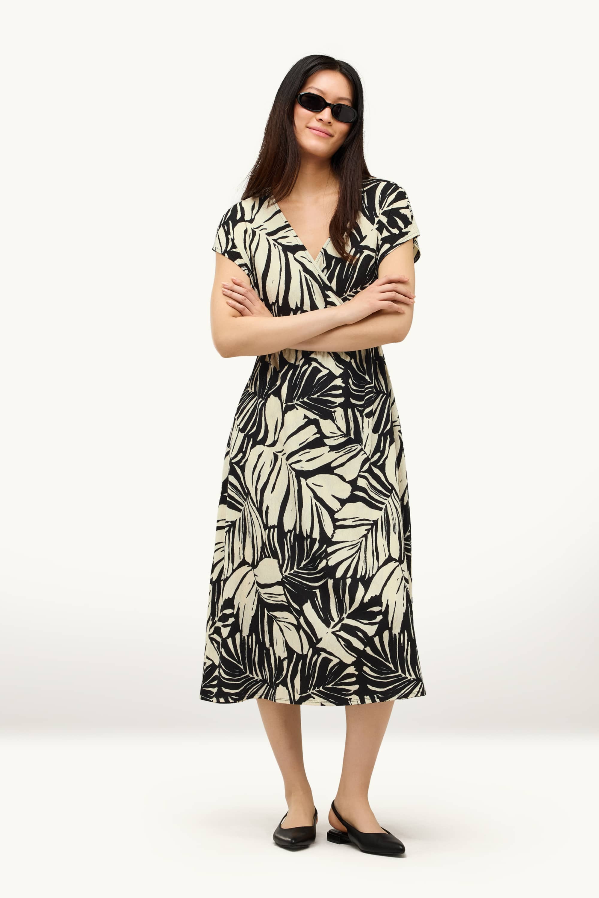 Fit & flare V-neck dress - patterned white / black