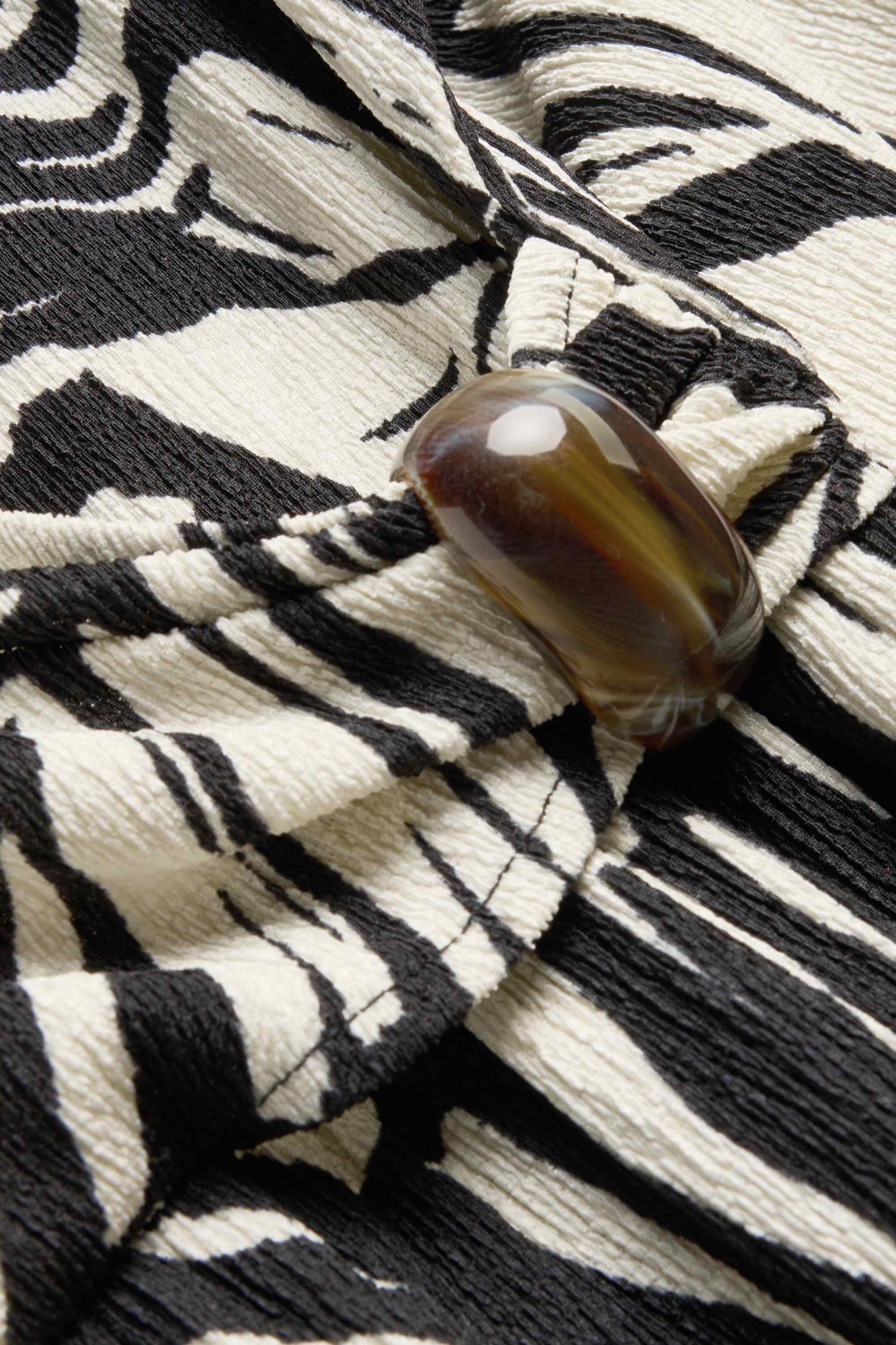 Fit & flare V-neck dress - patterned white / black
