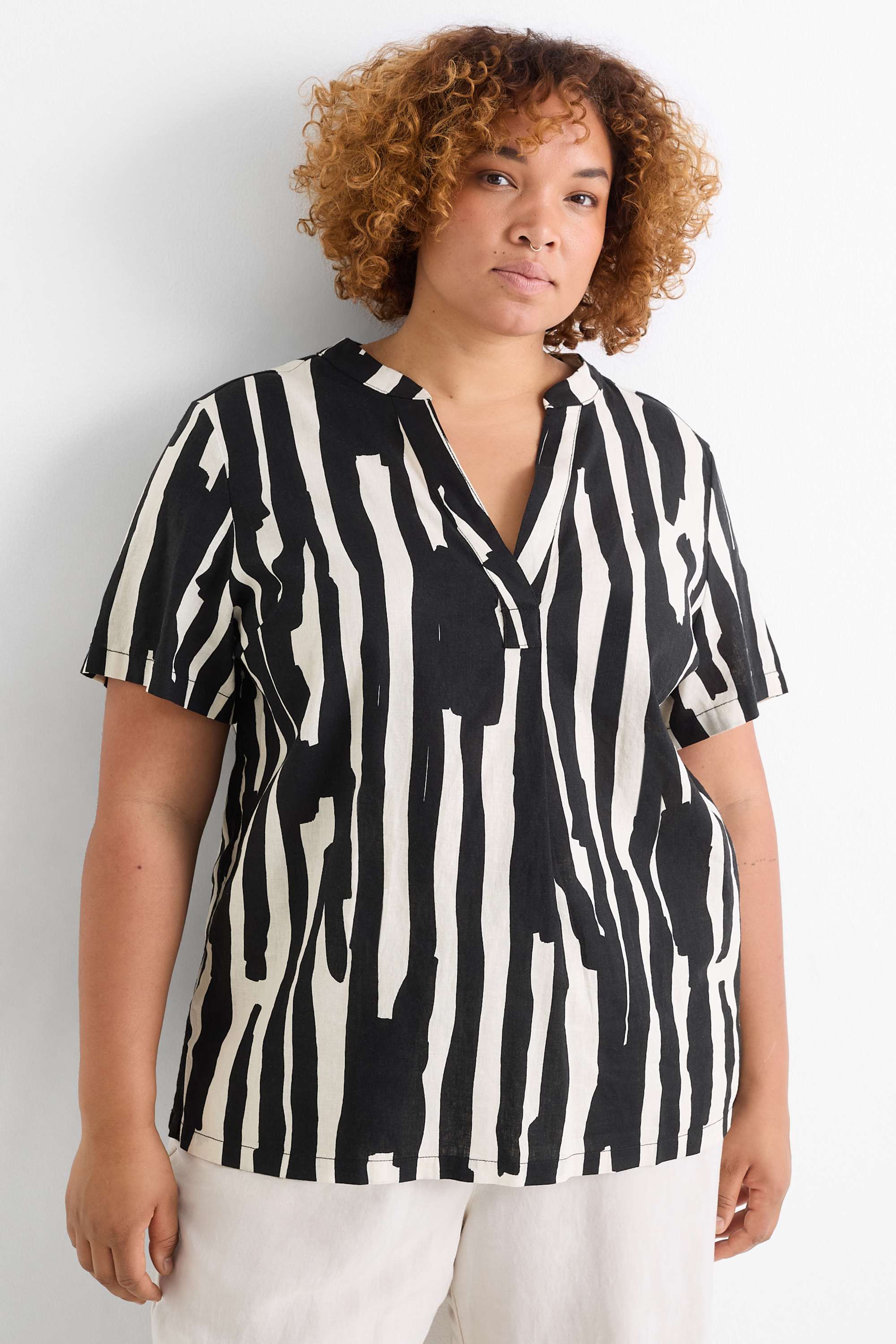 V-neck blouse - linen blend - patterned black / beige