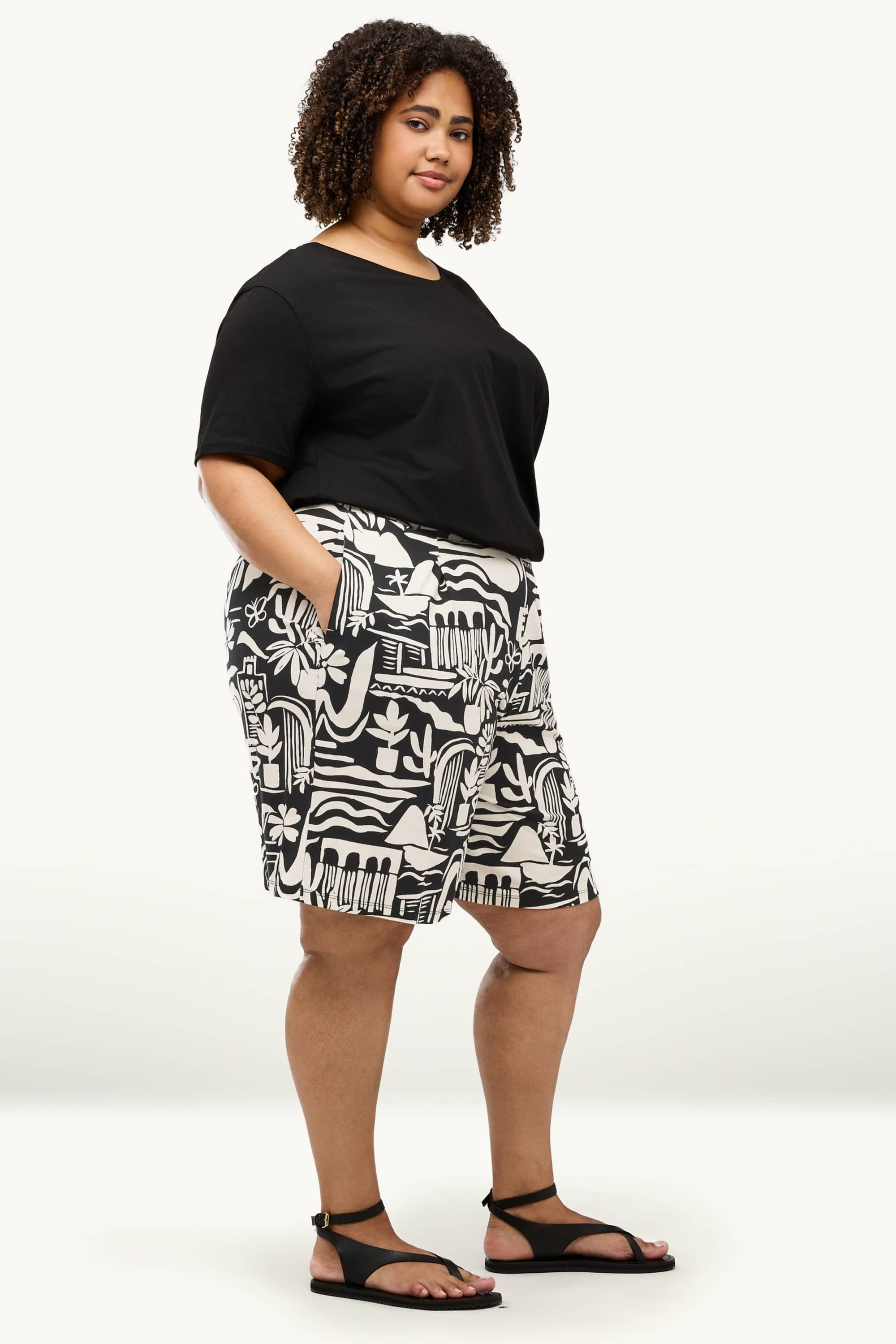 Shorts - mid-rise waist - patterned white / black