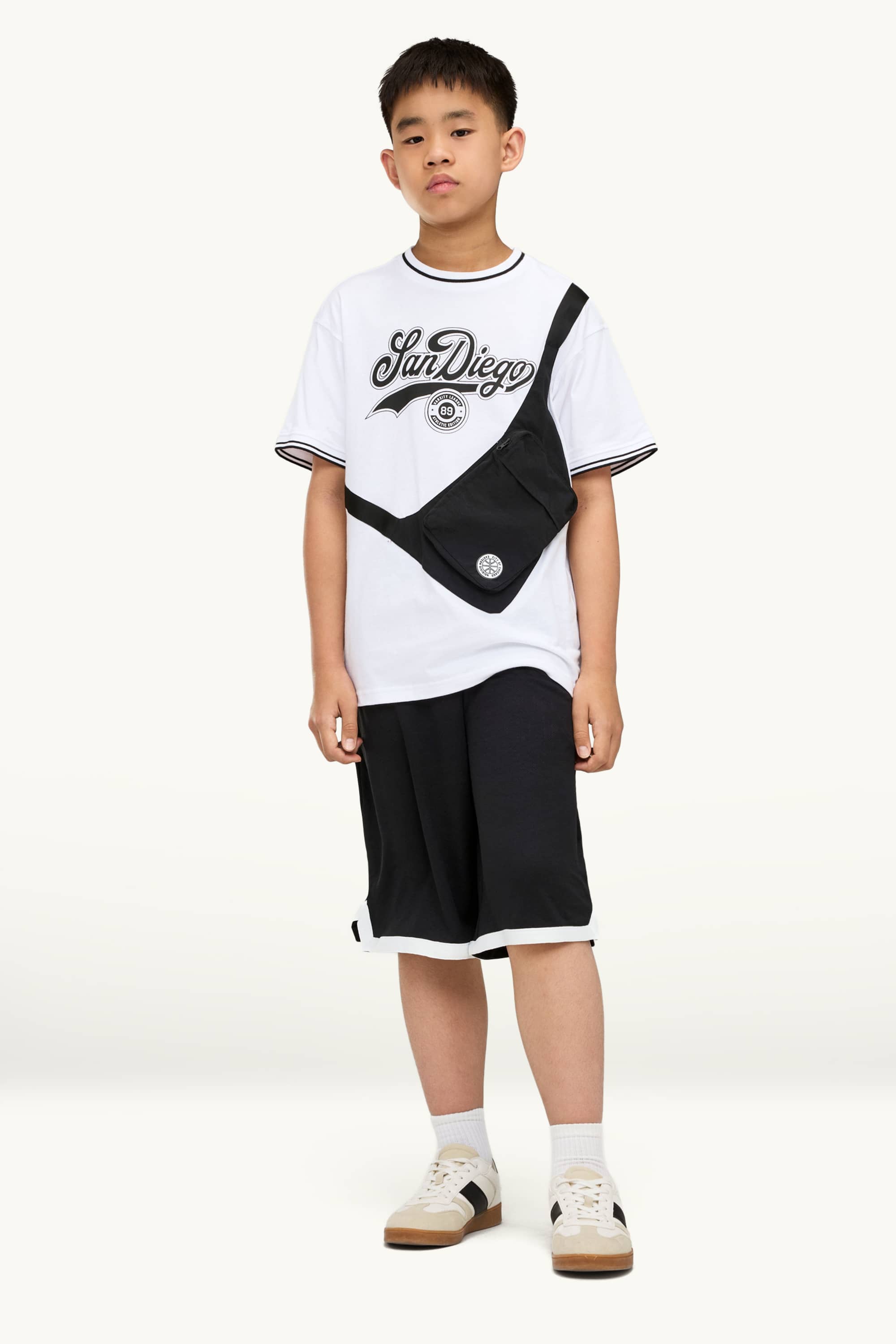 Set - short sleeve T-shirt with appliquéd bag and shorts black / white