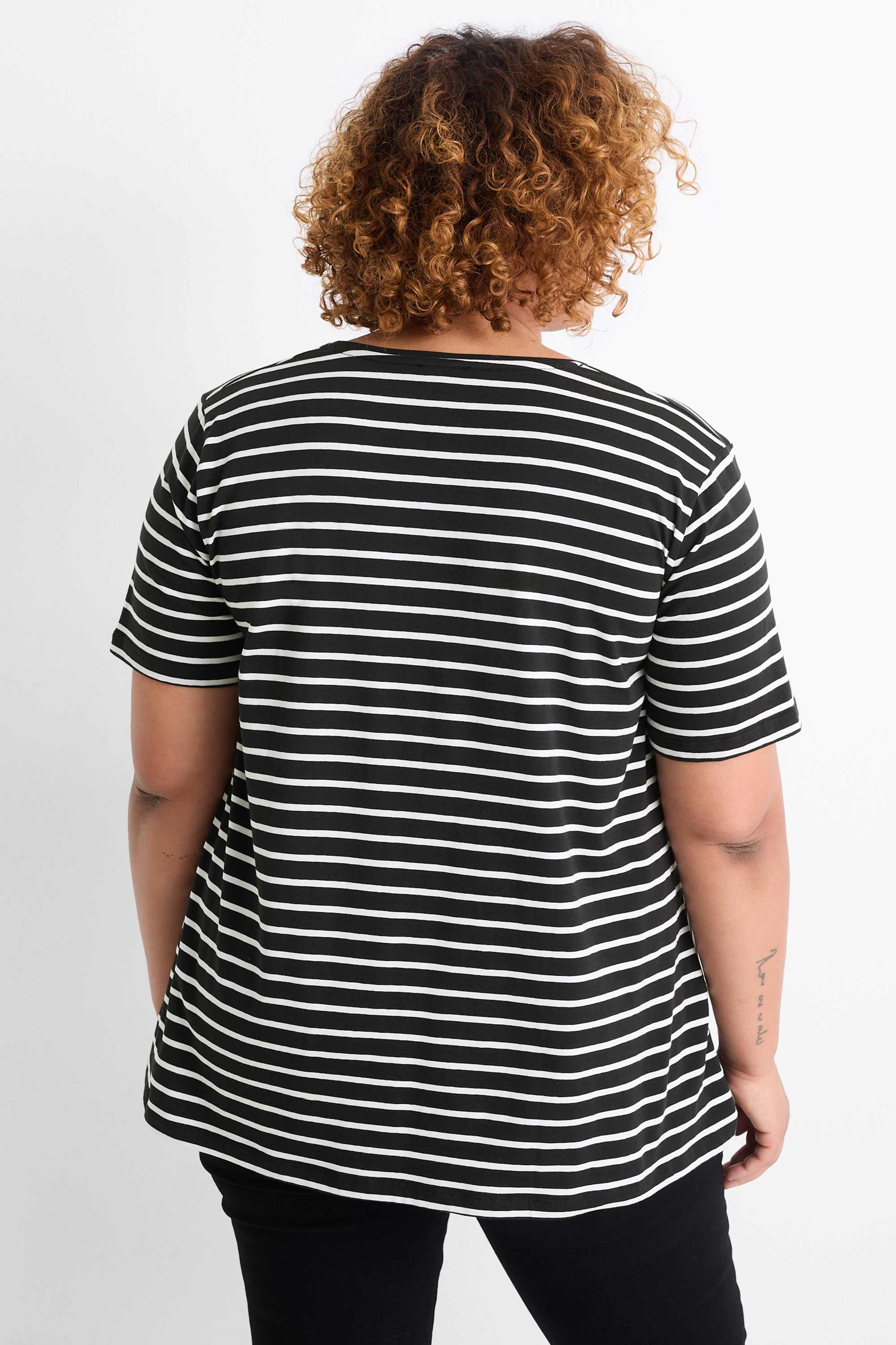 V-neck T-shirt- striped black / white (6)