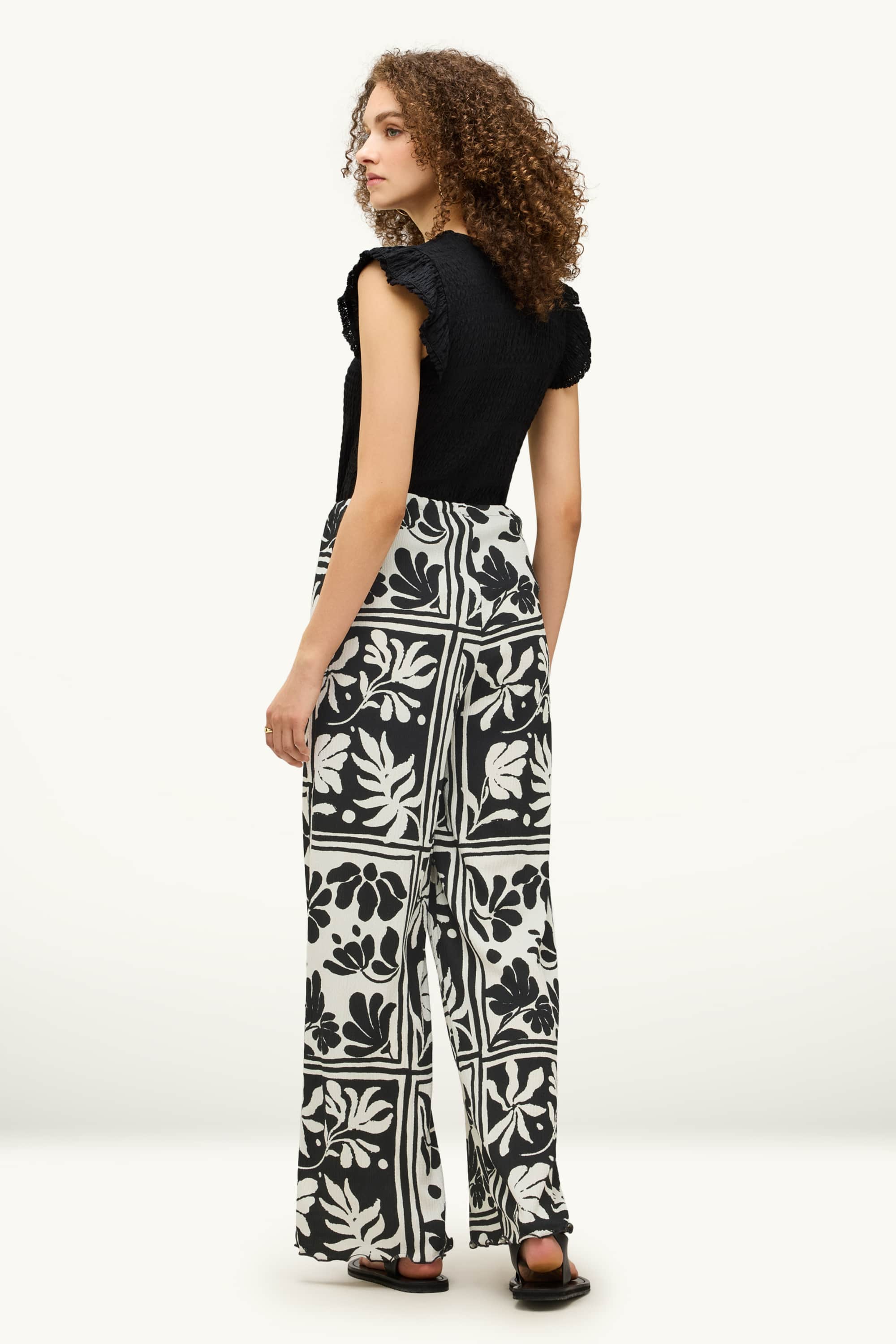 Cloth trousers - high-rise waist - straight fit - floral white / black