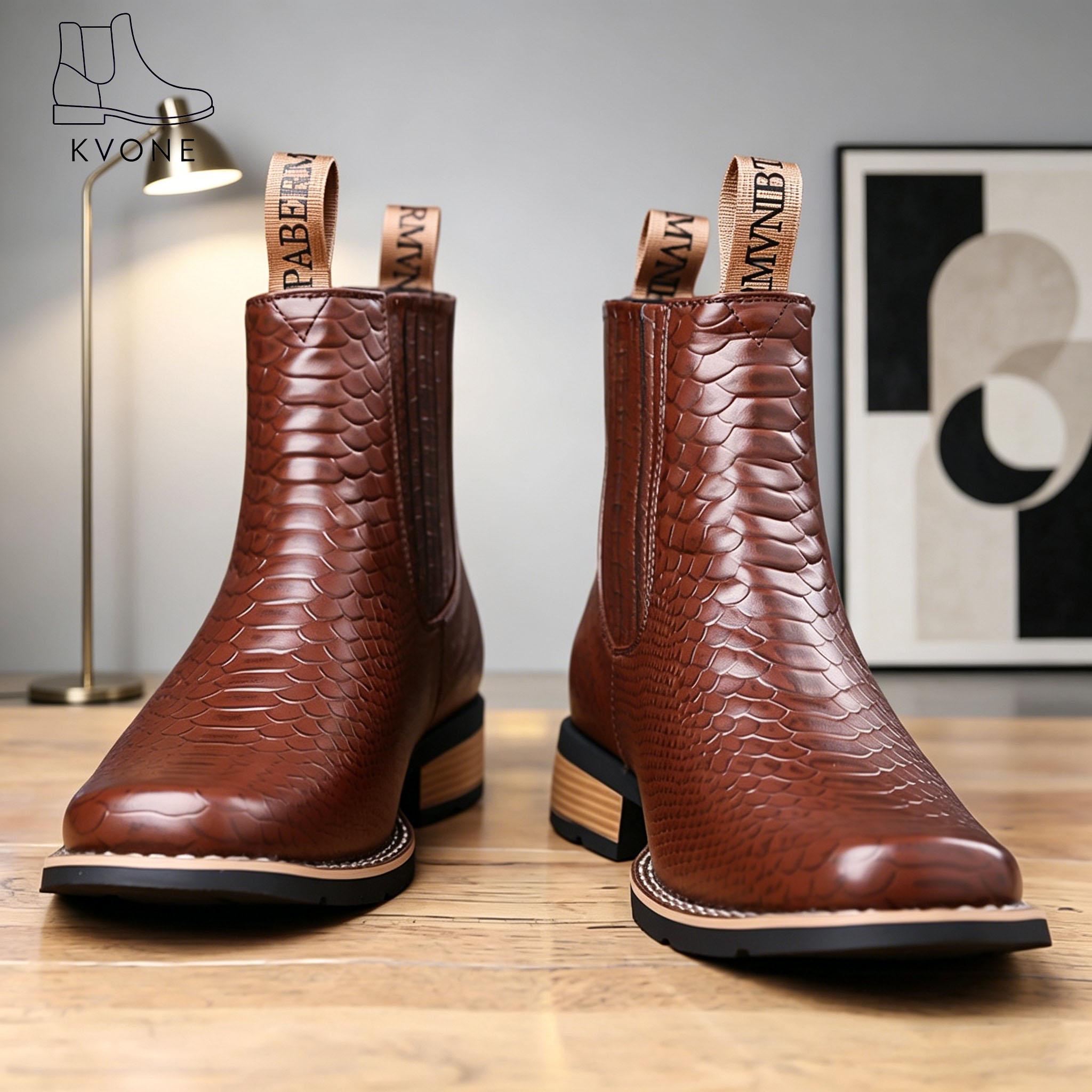Men’s retro embossed crocodile Chelsea boots with wooden heel—business casual shoes suitable for all seasons, made from embossed crocodile leather; summer square-toe Chelsea boots and Western cowboy boots. Lightweight boots,botas para hombre