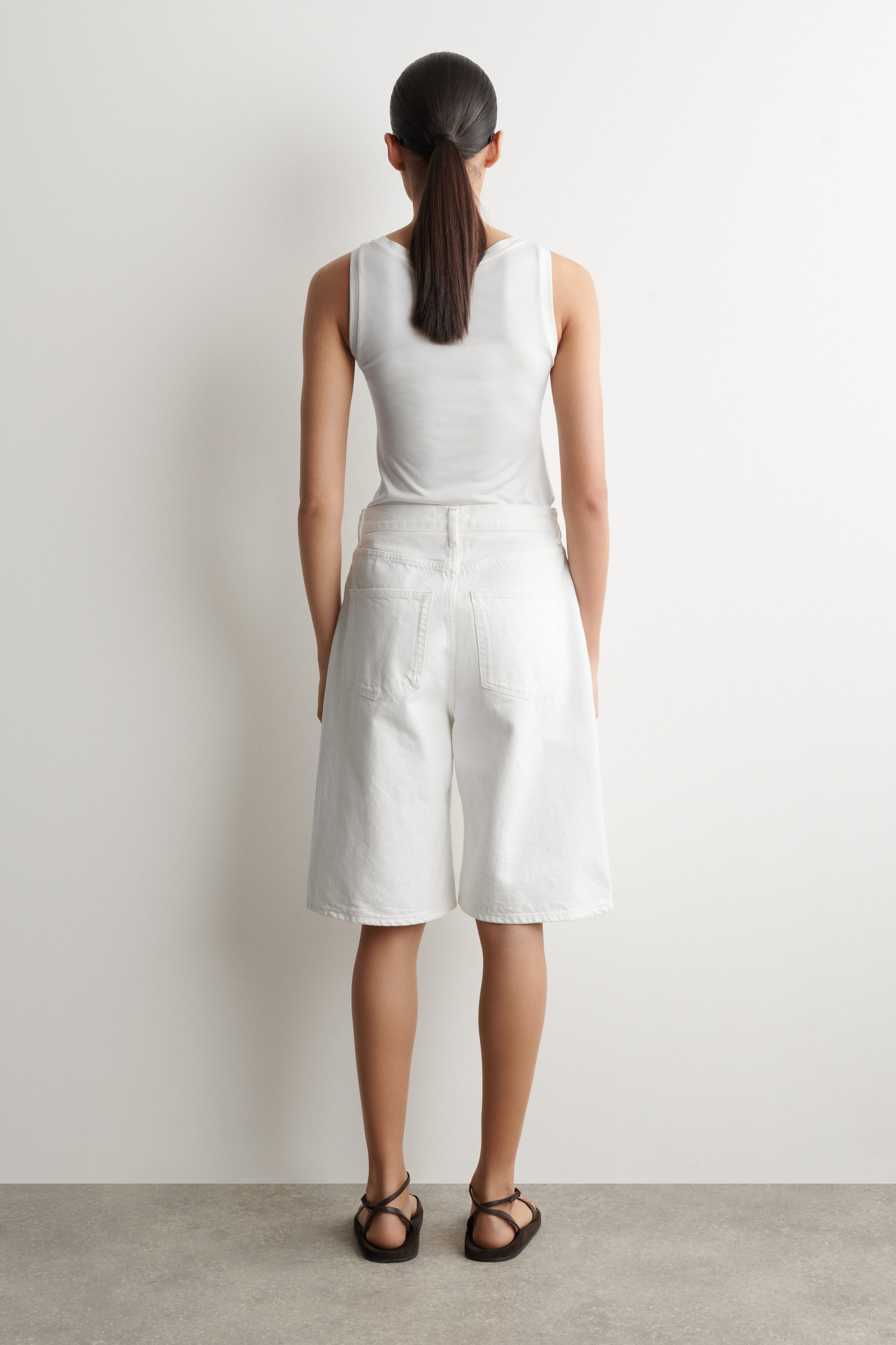KNEE-LENGTH DENIM SHORTS - WHITE