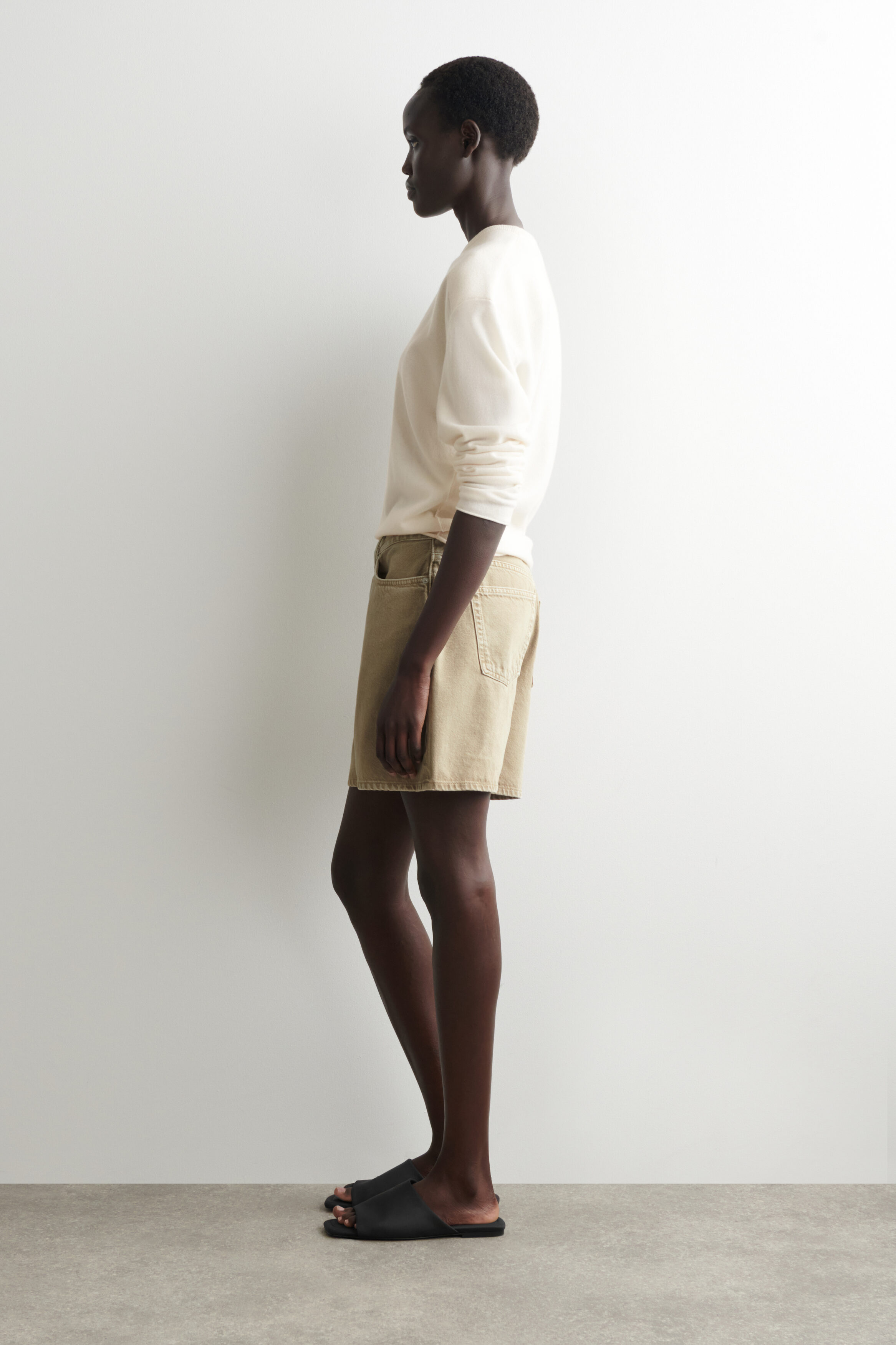 HIGH-RISE DENIM SHORTS - BEIGE