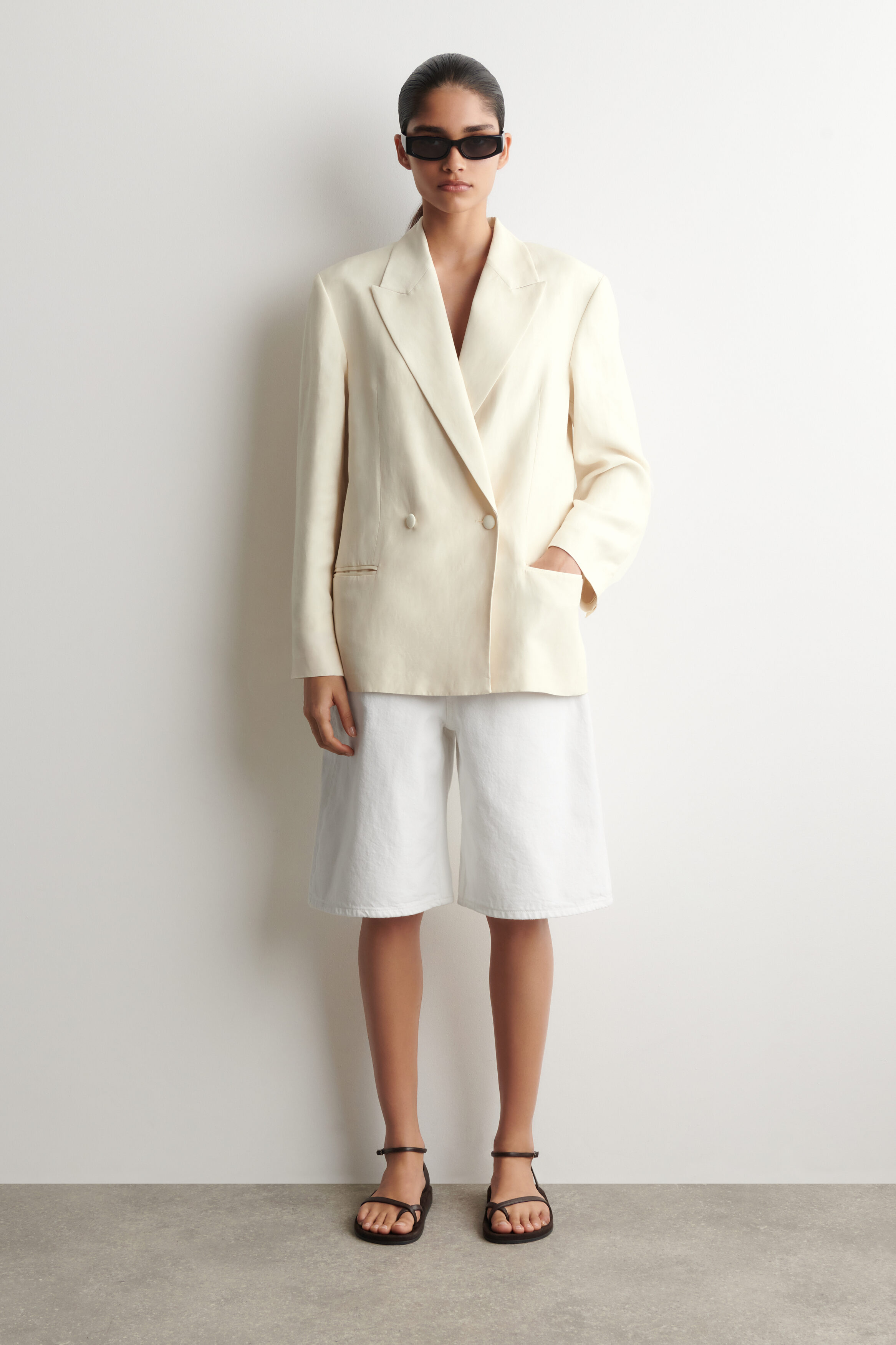 KNEE-LENGTH DENIM SHORTS - WHITE