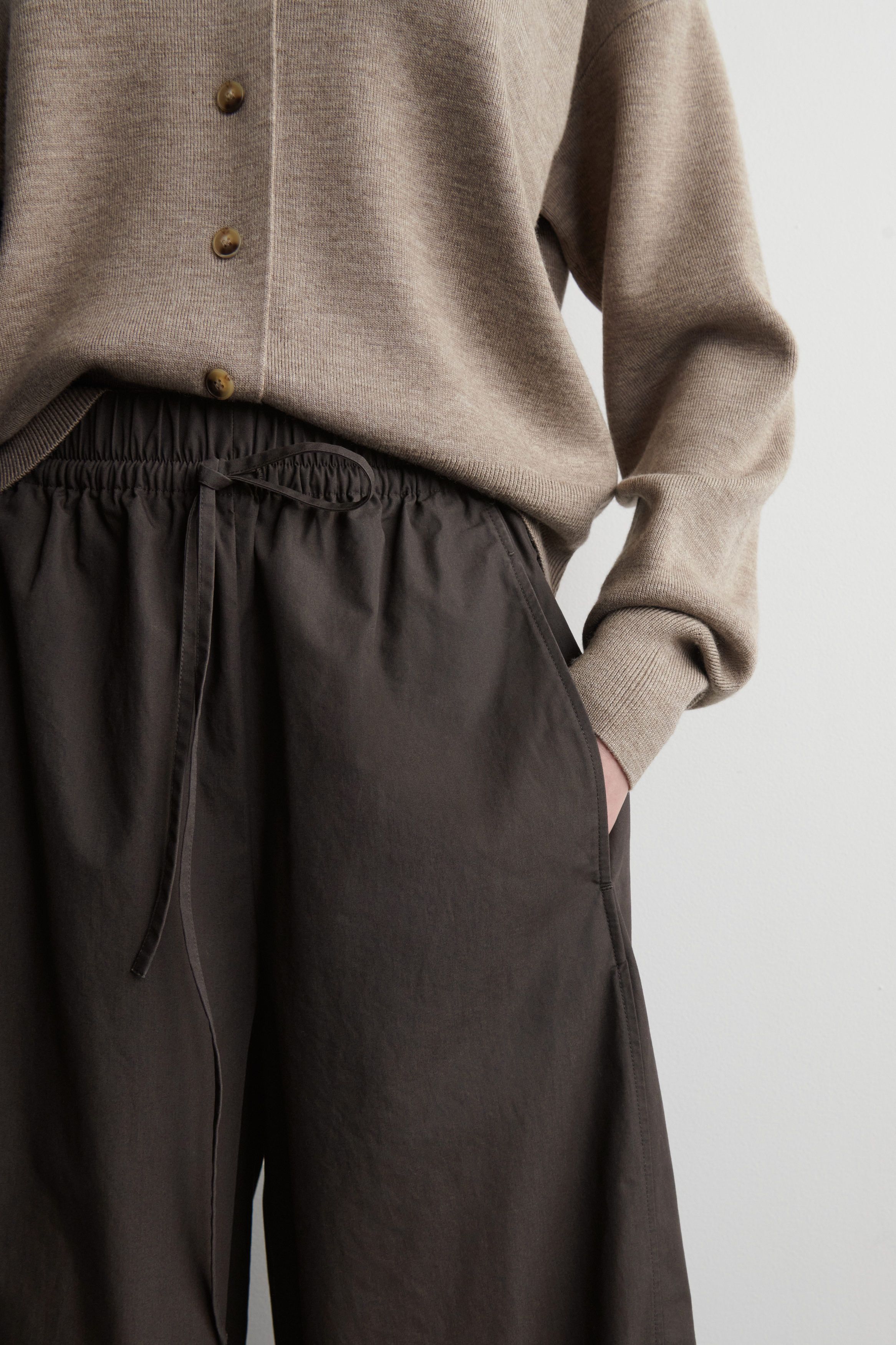 ELASTICATED BARREL-LEG PANTS - DARK BROWN