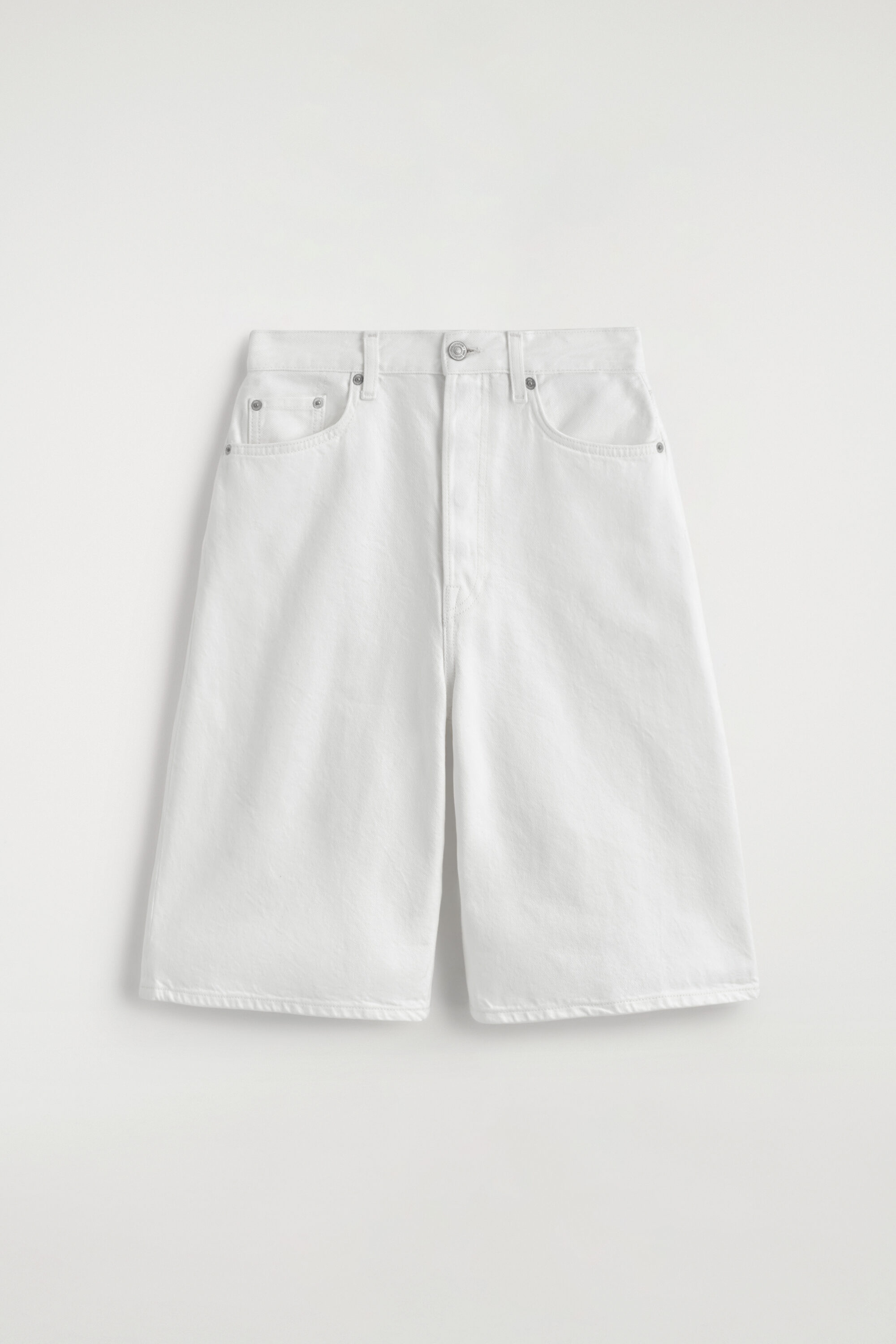 KNEE-LENGTH DENIM SHORTS - WHITE