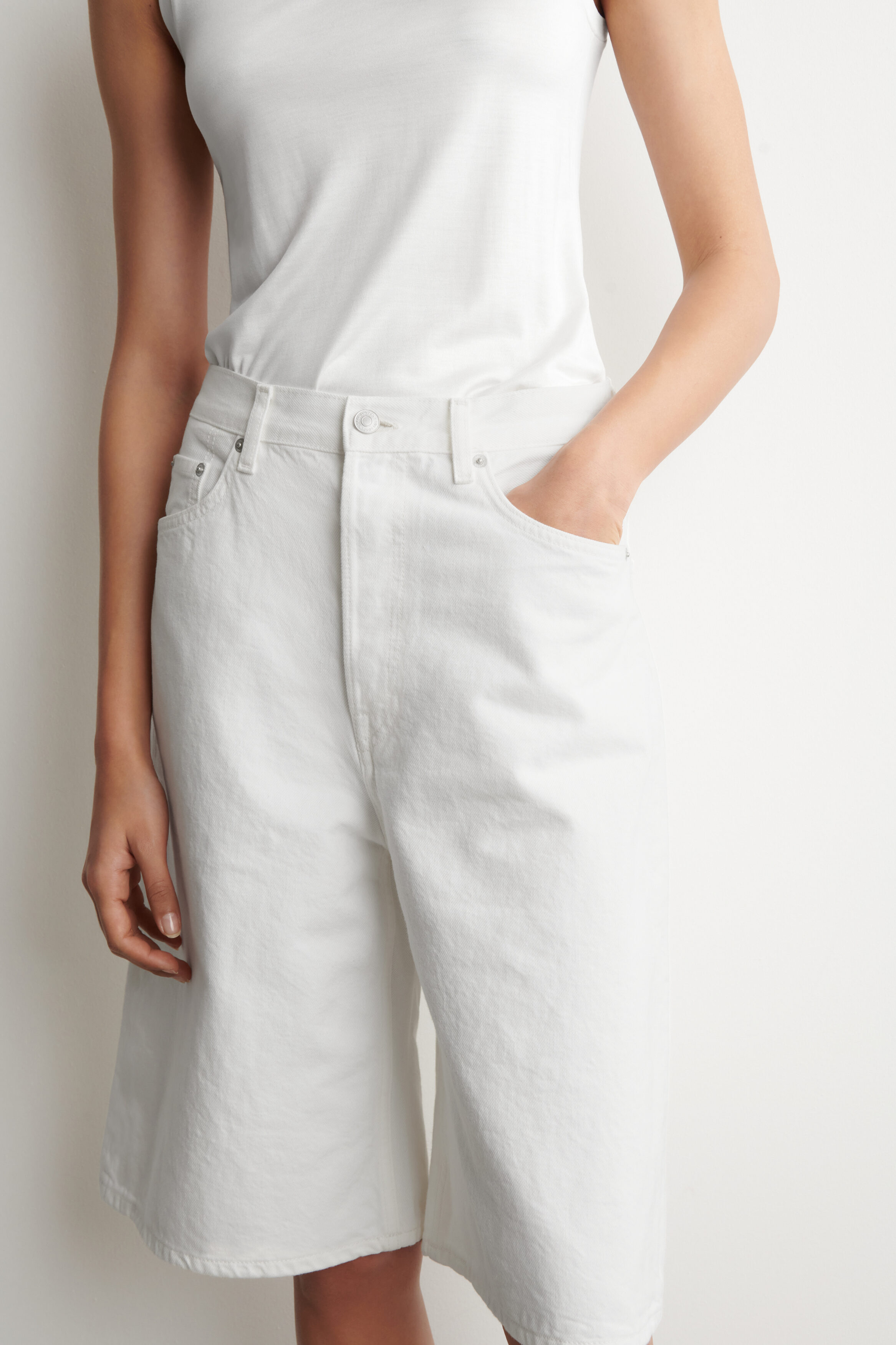 KNEE-LENGTH DENIM SHORTS - WHITE