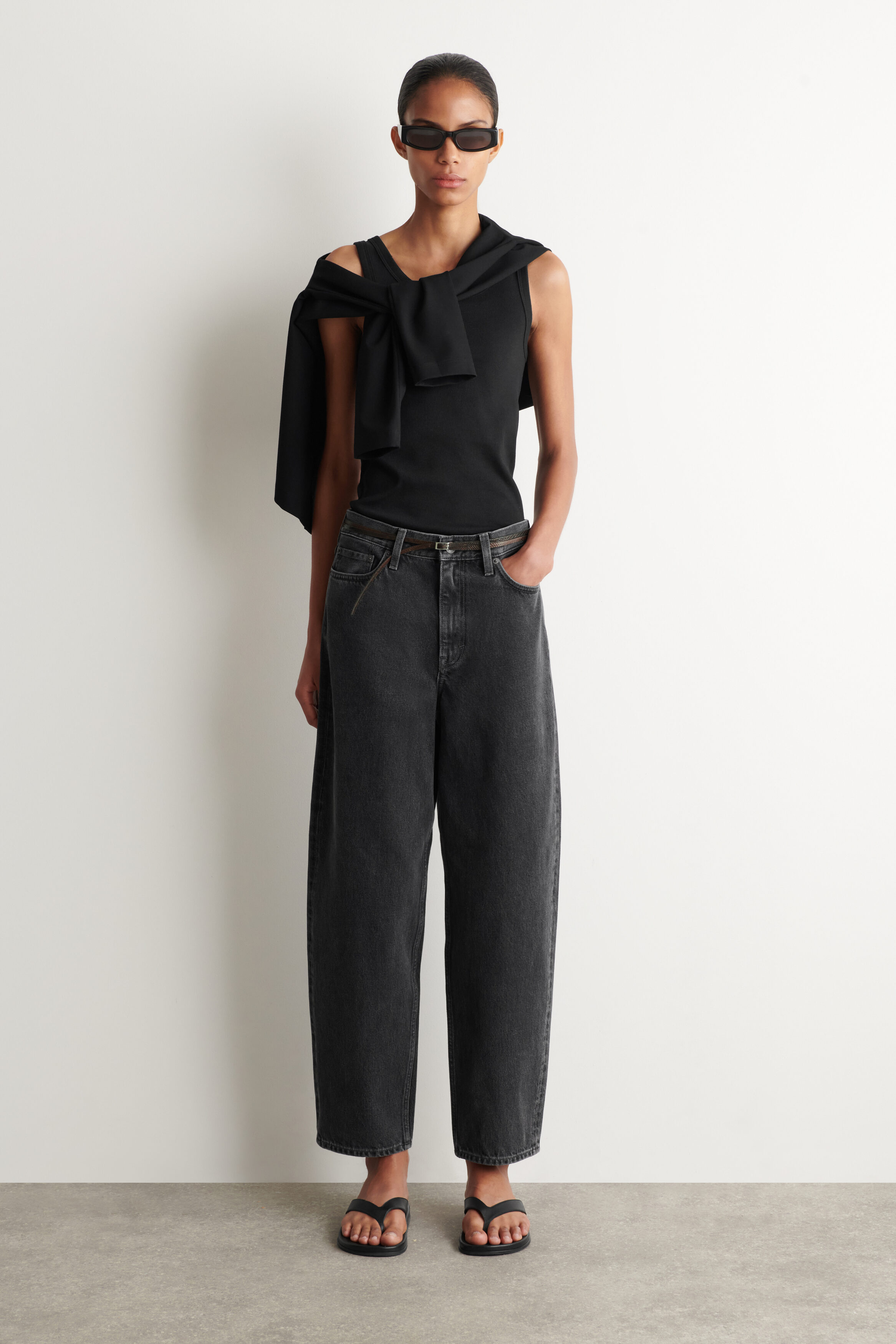 ARCH TAPERED JEANS - BLACK