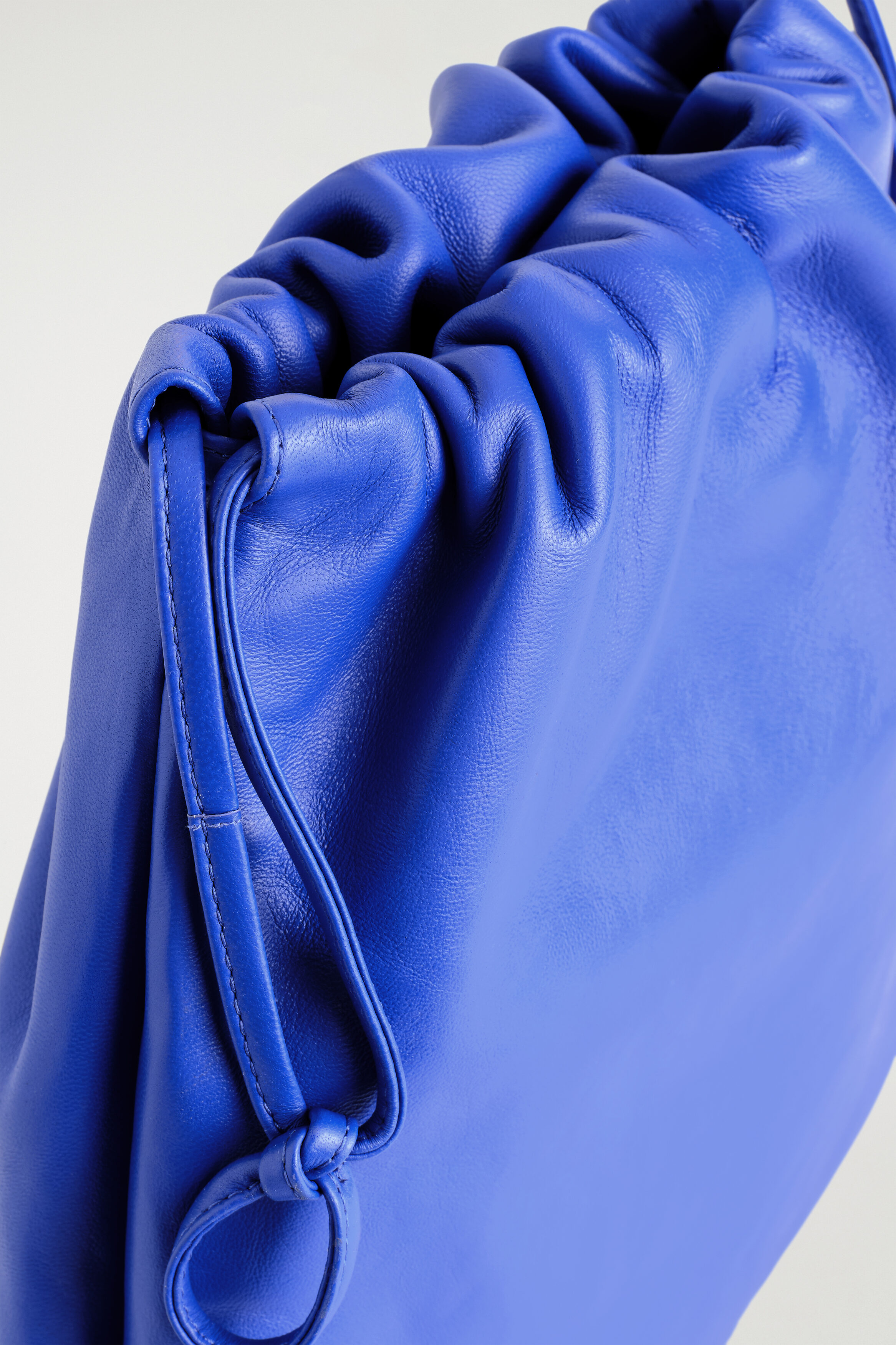 DRAWSTRING CROSSBODY BAG - LEATHER - COBALT BLUE