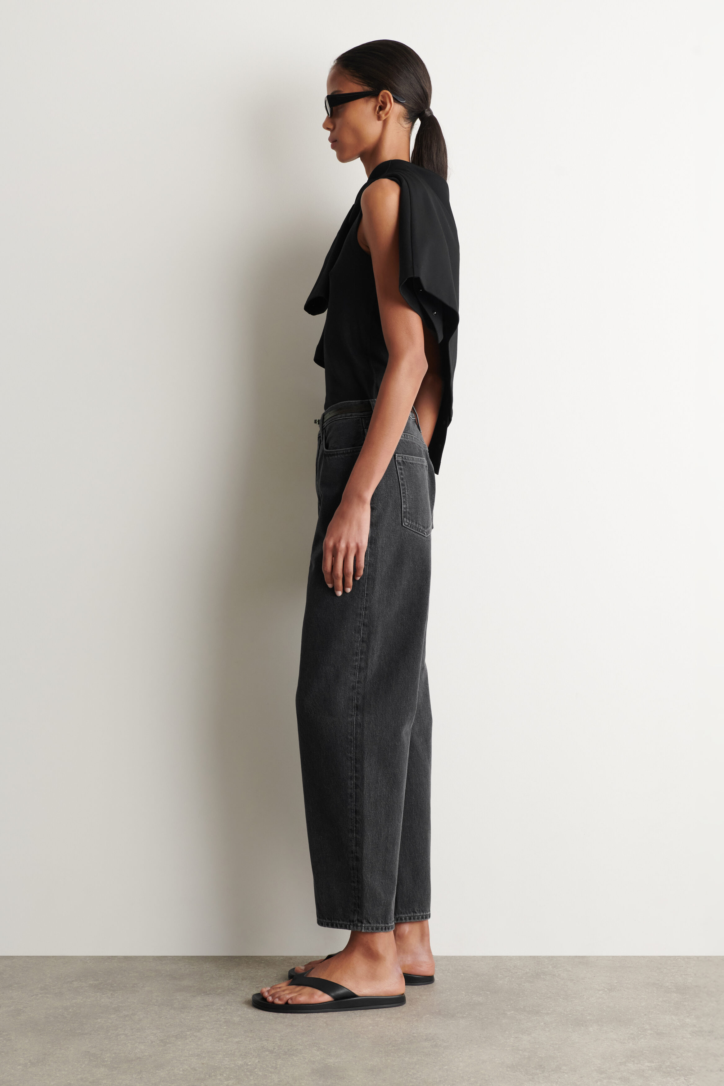 ARCH TAPERED JEANS - BLACK