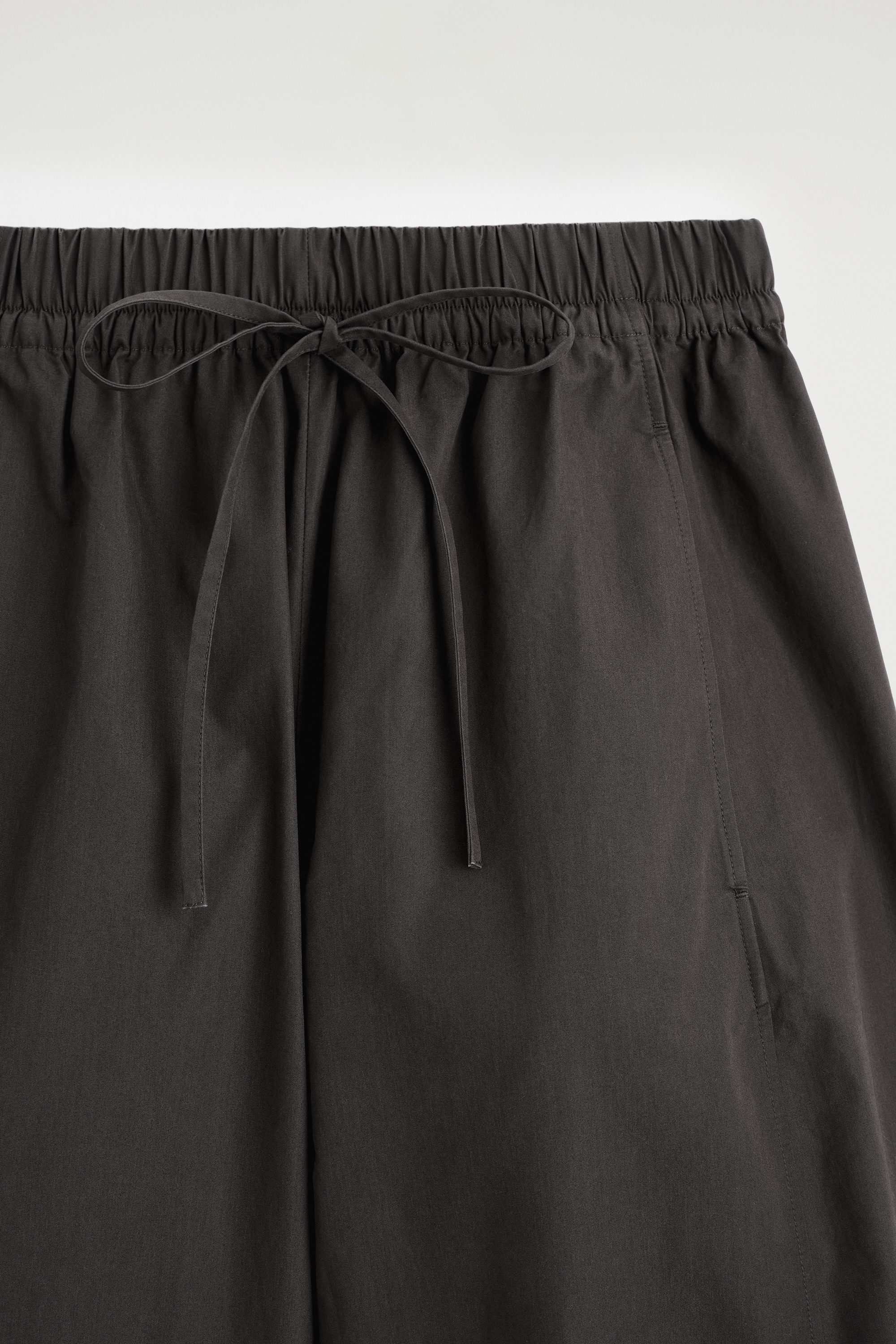 ELASTICATED BARREL-LEG PANTS - DARK BROWN