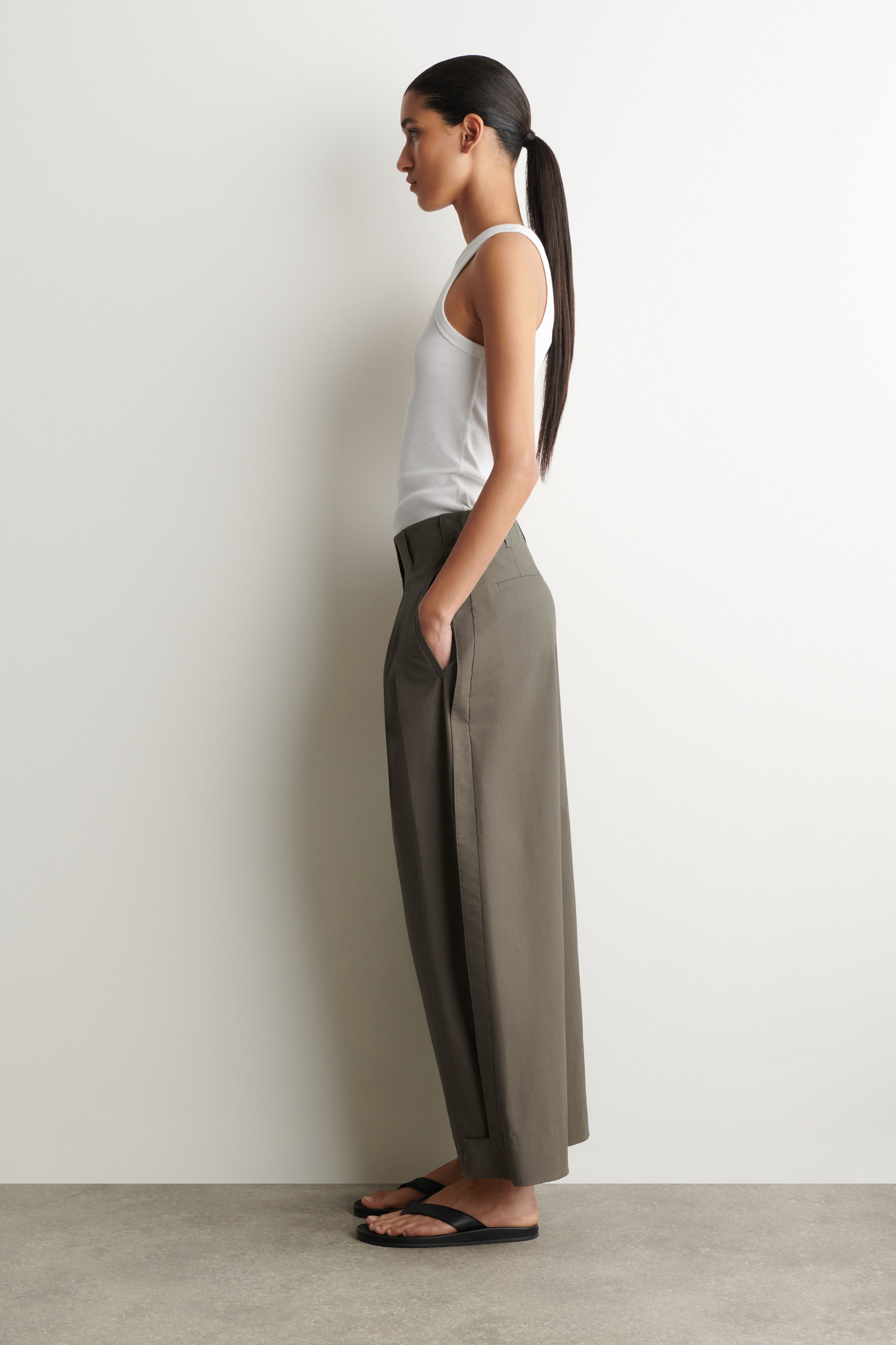PLEATED TAPERED UTILITY PANTS - BROWN