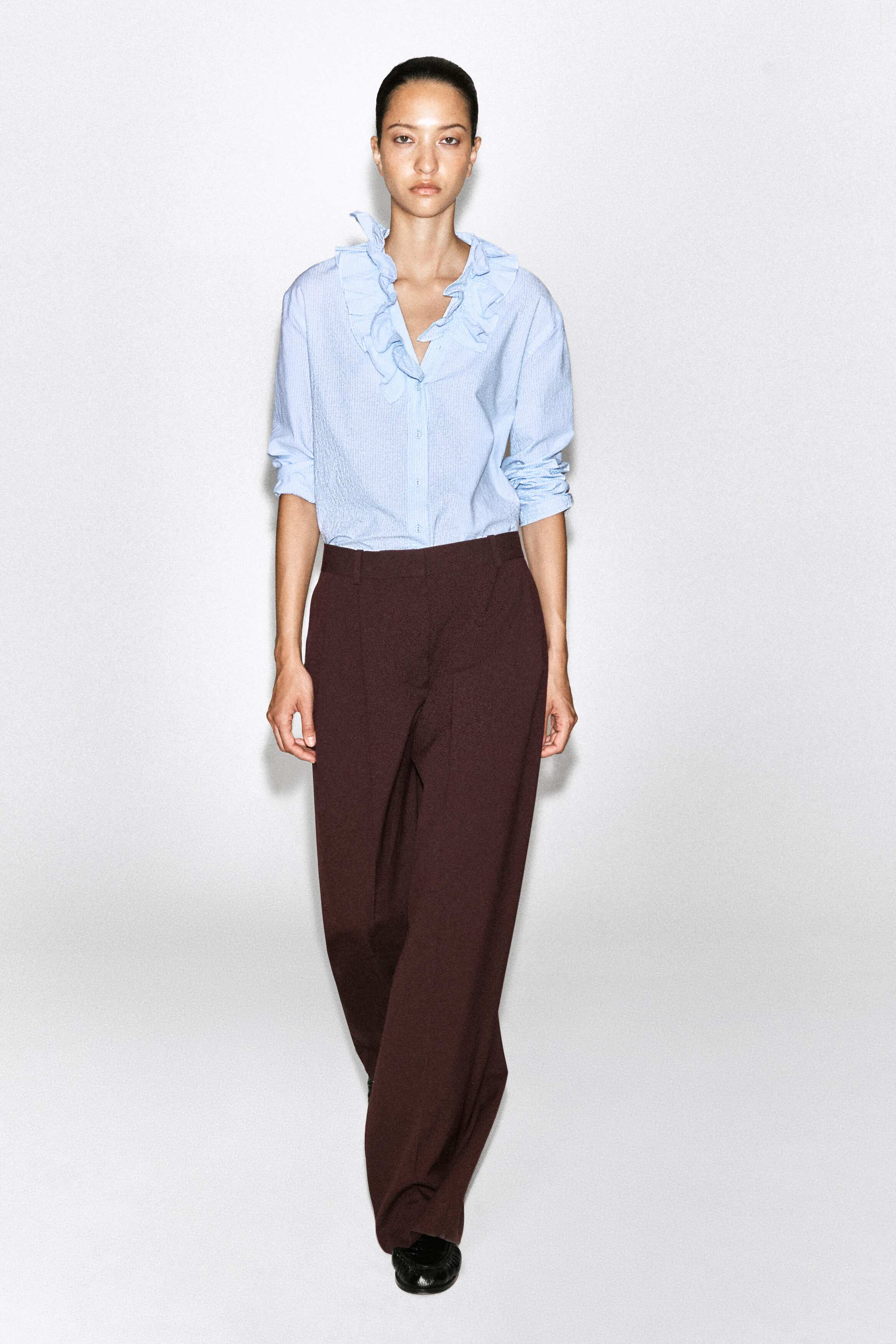 RUFFLE-COLLAR SEERSUCKER BLOUSE - BLUE / STRIPED
