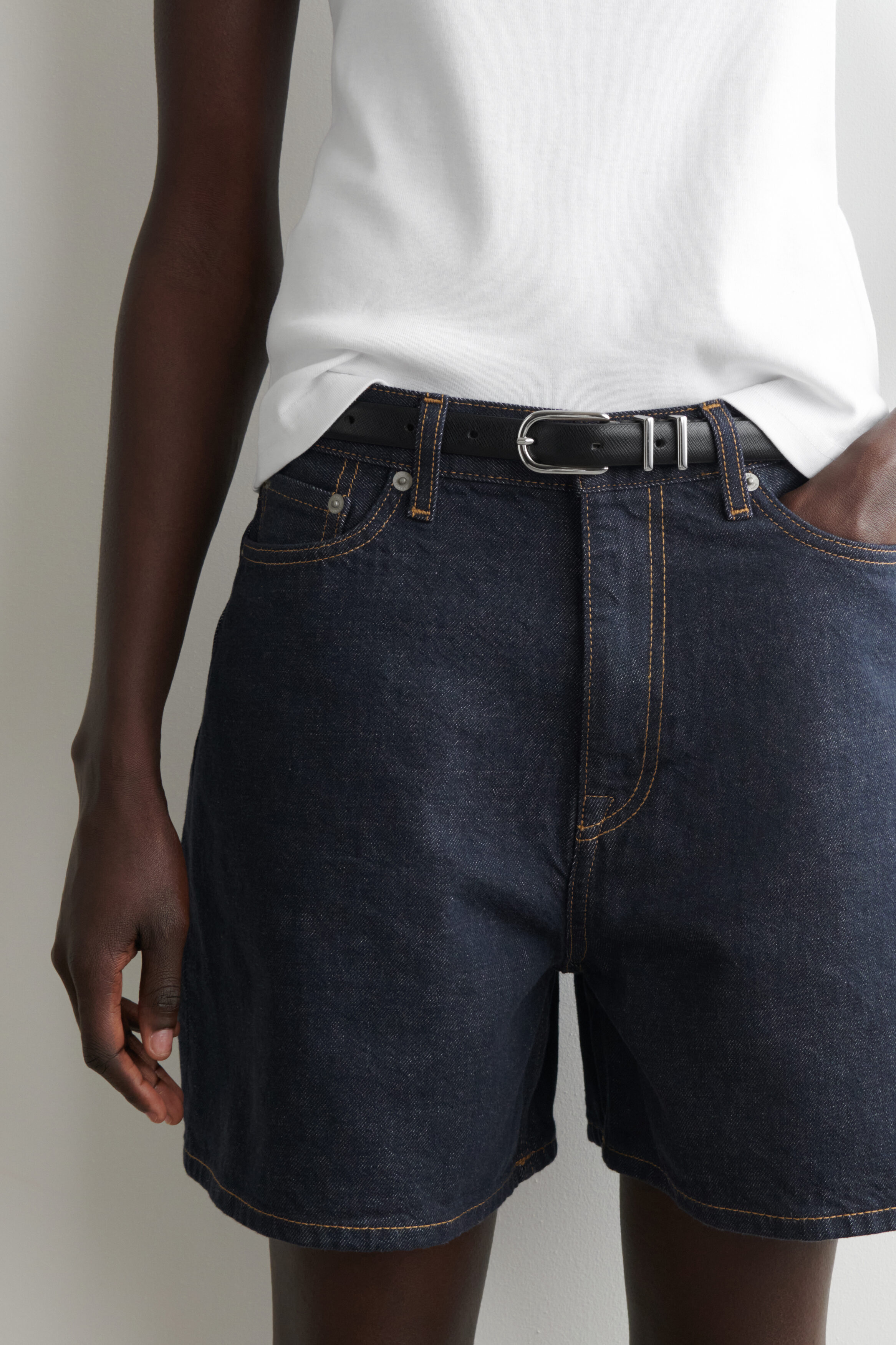 HIGH-RISE DENIM SHORTS - DARK BLUE